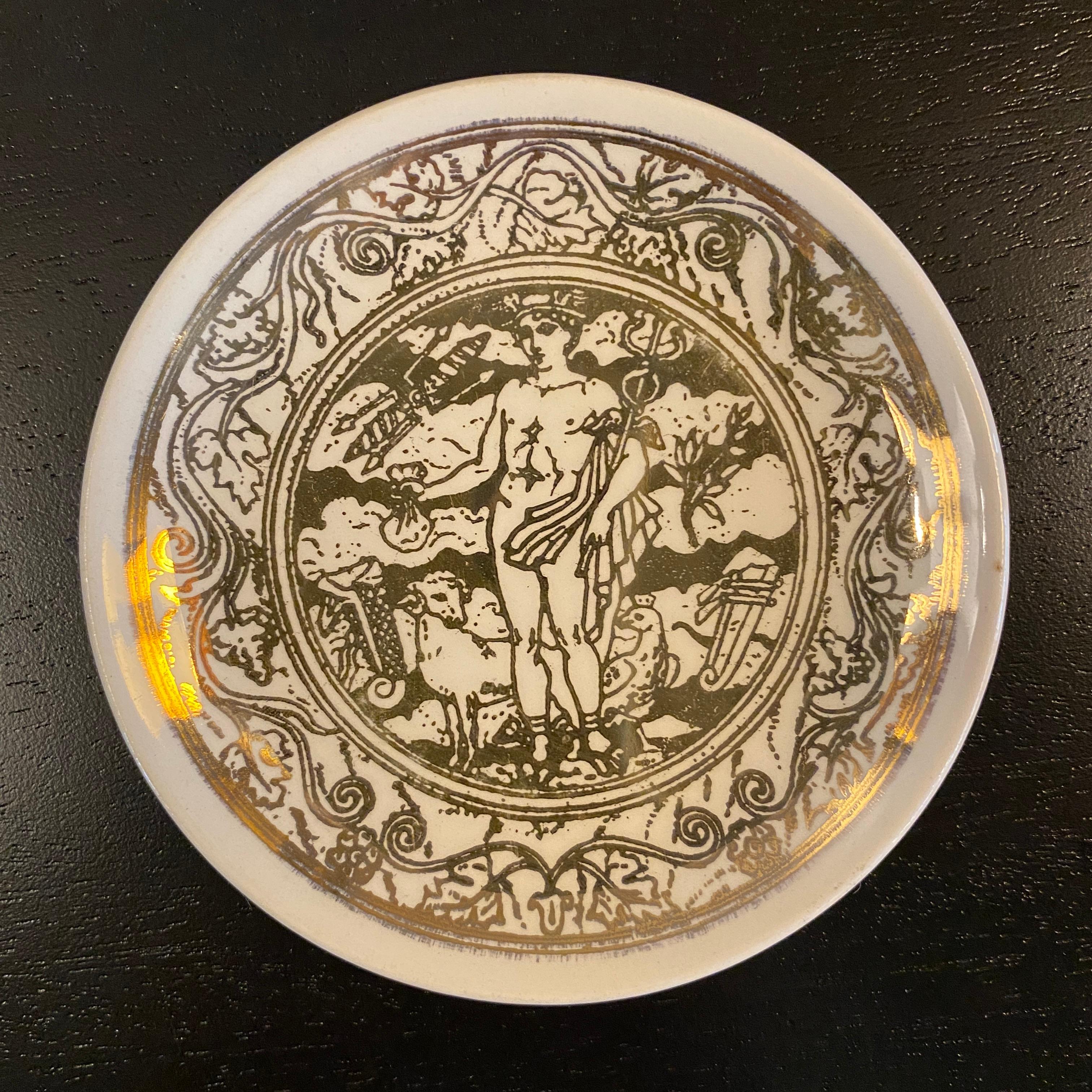 Set von 5 Piero Fornasetti Mitologia-Porzellantellern aus vergoldetem Porzellan, Italien im Angebot 1