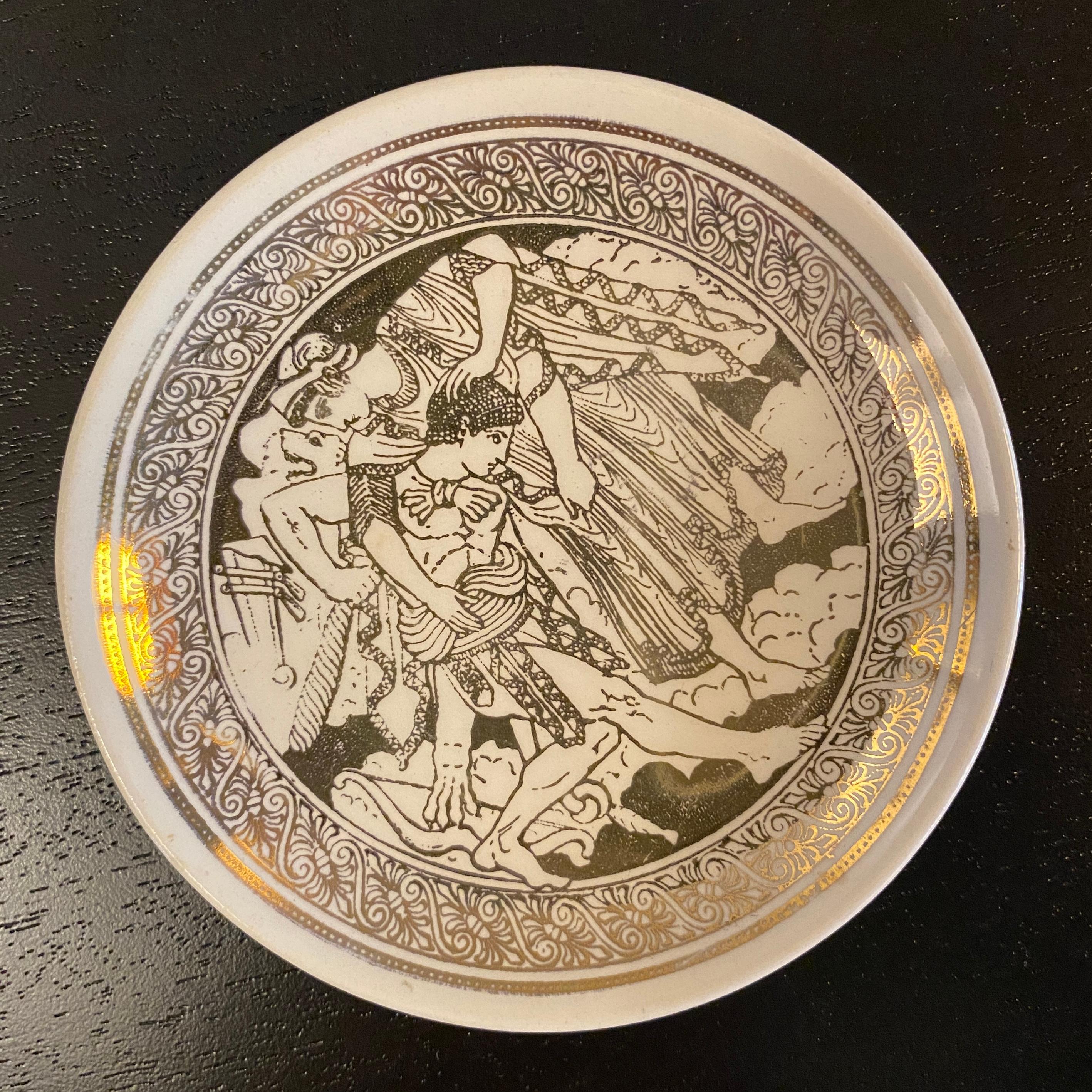 Ensemble de 5 assiettes Mitologia en porcelaine dorée de Piero Fornasetti, Italie en vente 1
