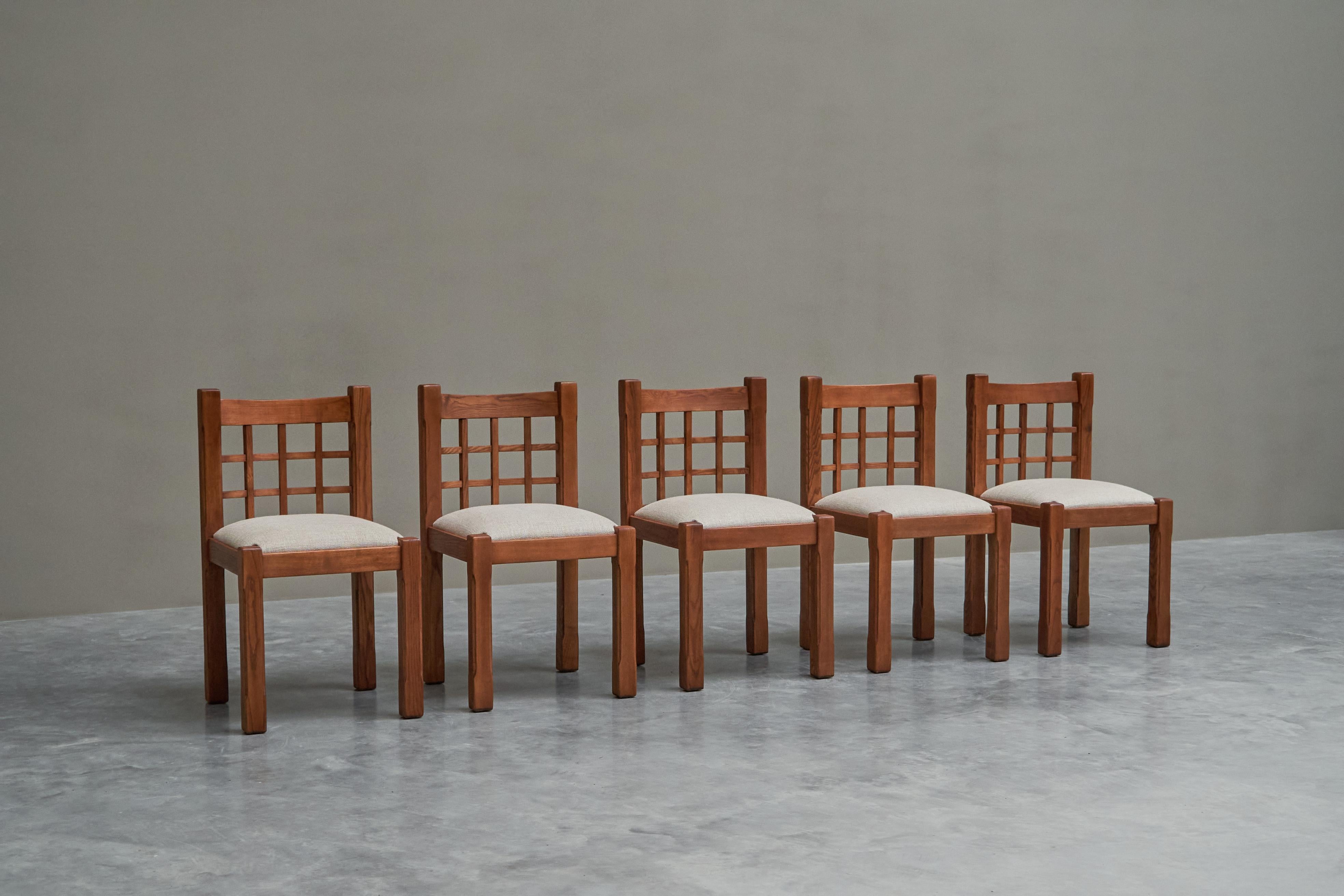Ensemble de 5 chaises de style Pierre Chapo en orme massif France 1970

Il s'agit d'un superbe ensemble de cinq chaises de salle à manger du milieu du siècle en orme massif, dans un style très distinct qui rappelle les œuvres de Pierre Chapo. Très