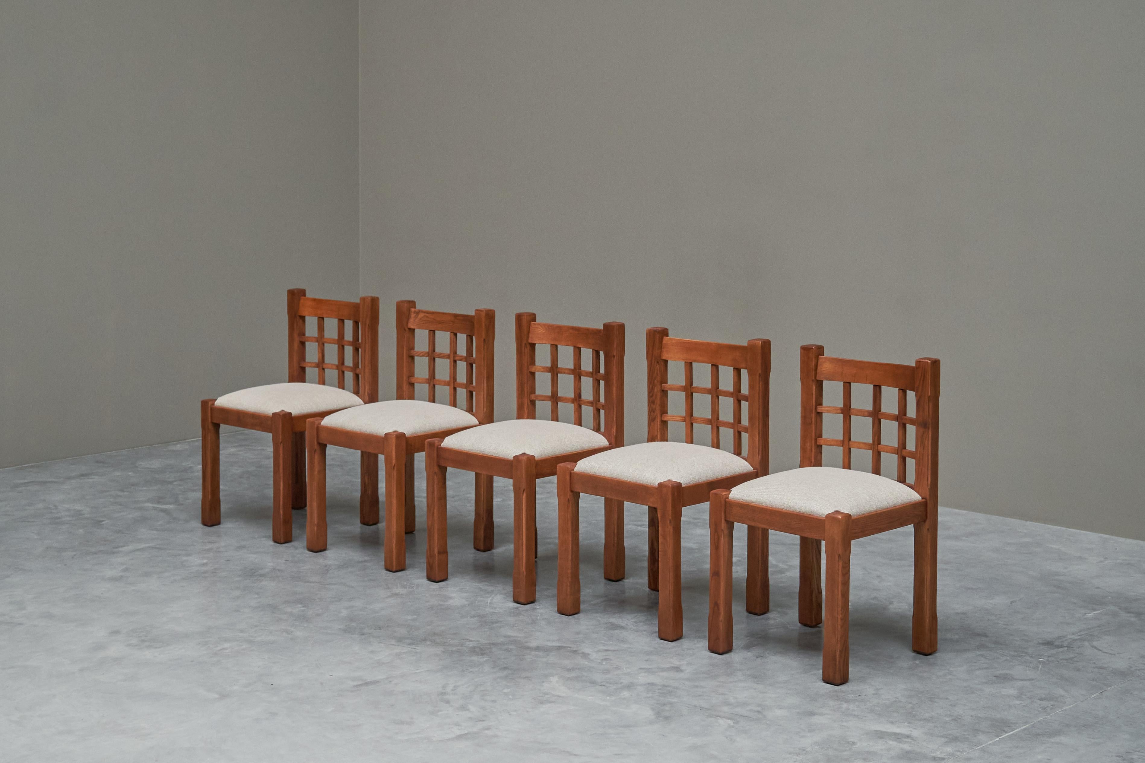 Français Ensemble de 5 chaises de style Pierre Chapo en orme massif France 1970 en vente