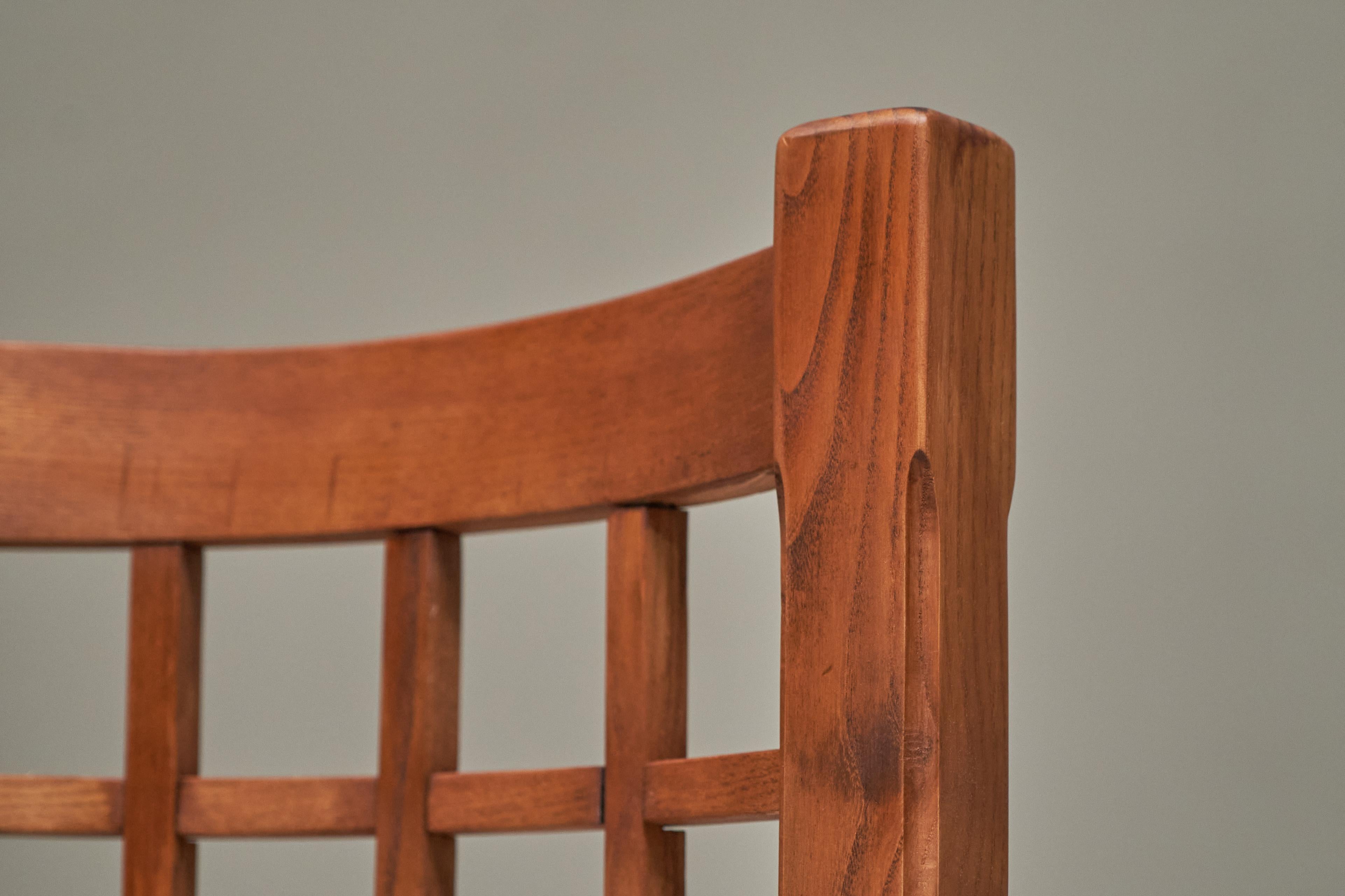 Fait main Ensemble de 5 chaises de style Pierre Chapo en orme massif France 1970 en vente