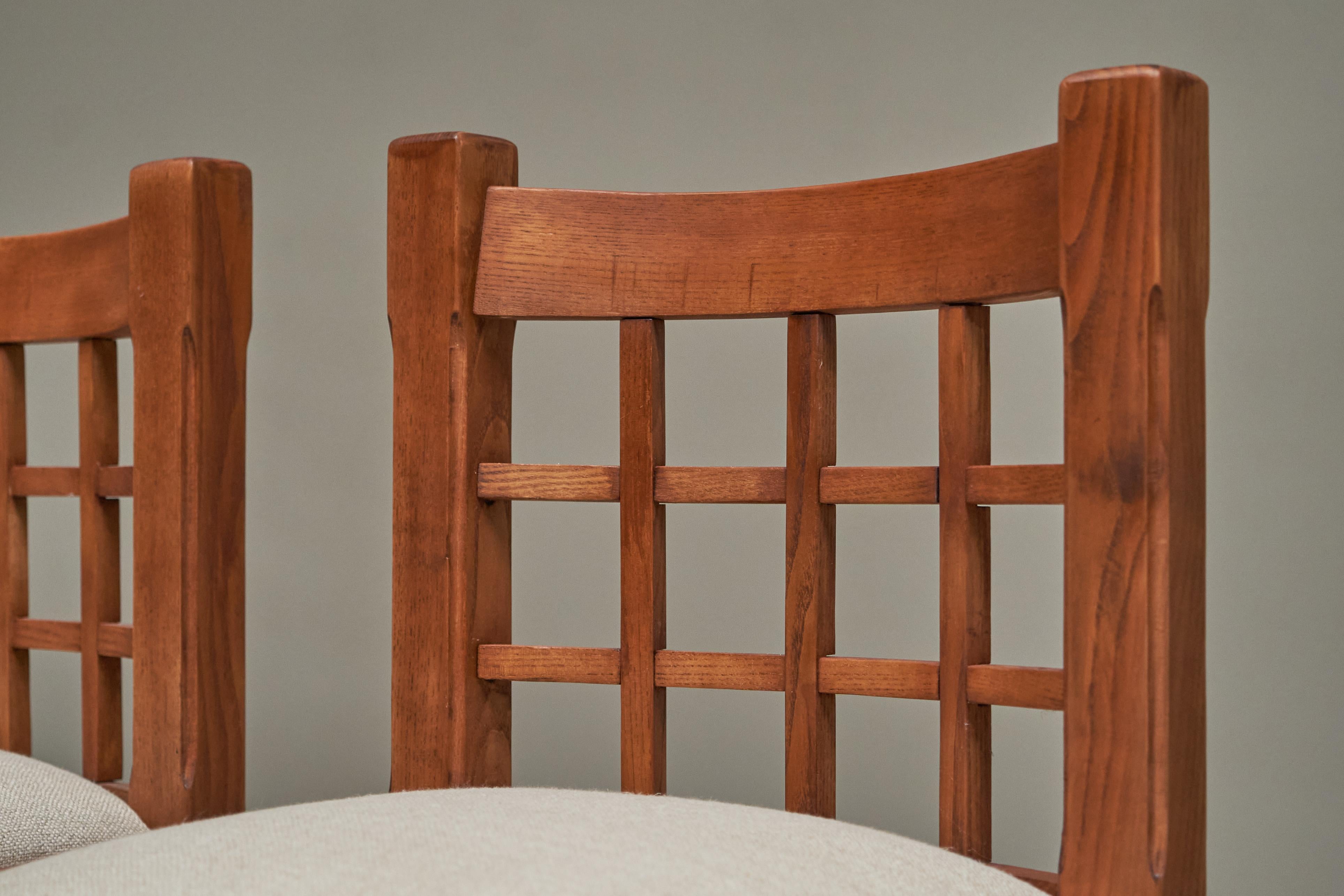 Tissu Ensemble de 5 chaises de style Pierre Chapo en orme massif France 1970 en vente