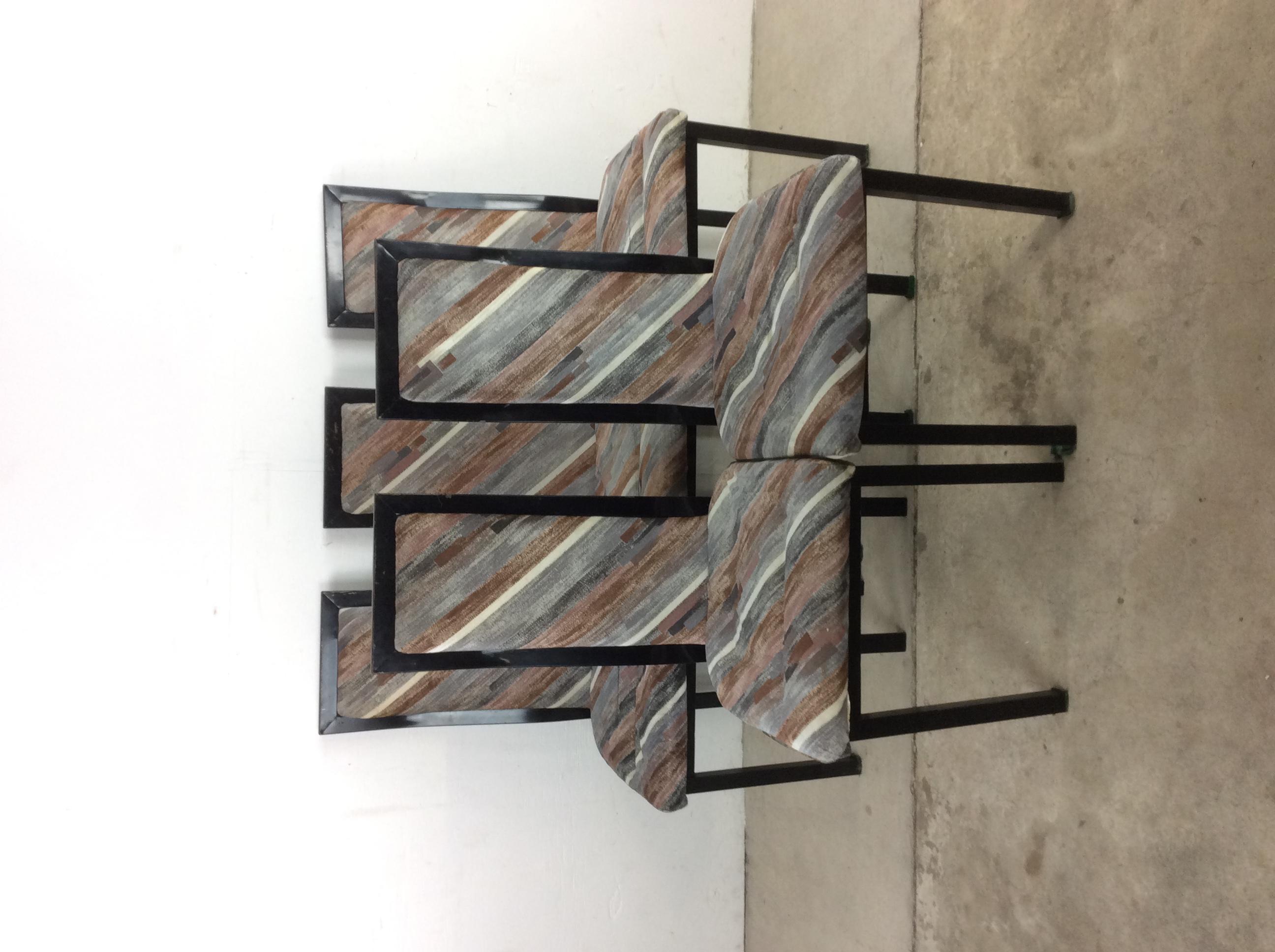 Dieses Set aus 5 postmodernen Esszimmerstühlen zeichnet sich durch ein einzigartiges Design mit hoher Rückenlehne, schwarz lackierten Metallrahmen, Vintage-Polsterung und hohen Metallbeinen aus. 

Abmessungen:  18w 18d 41h 19sh
