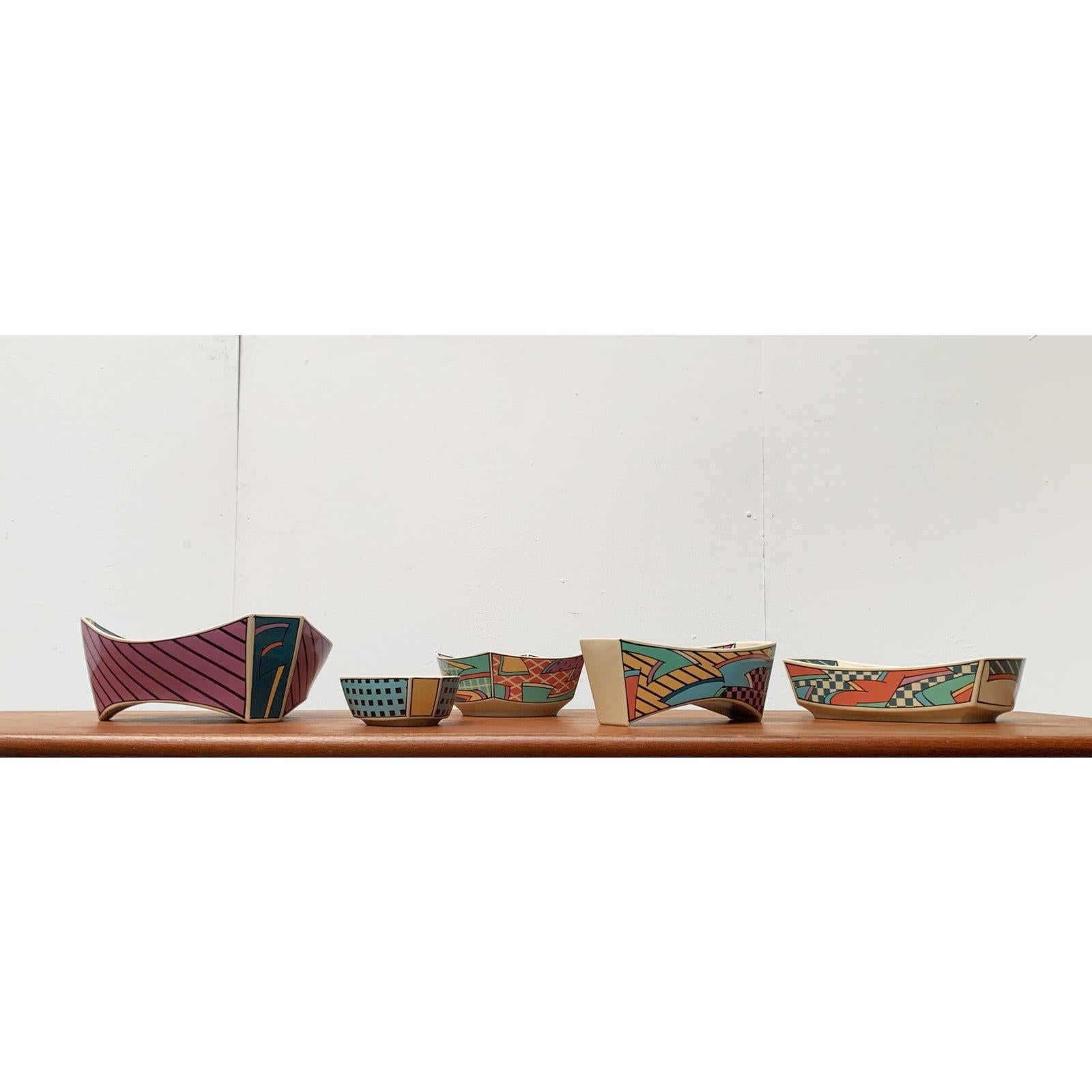Ensemble de bols postmodernes de la série flash one de Rosenthal d'après un dessin de l'artiste dorothy hafner de 1982.
les bols sont en très bon état et sans défauts. Seul un bol présente une fissure capillaire (voir photo).
dimensions :
h : 8 cm,