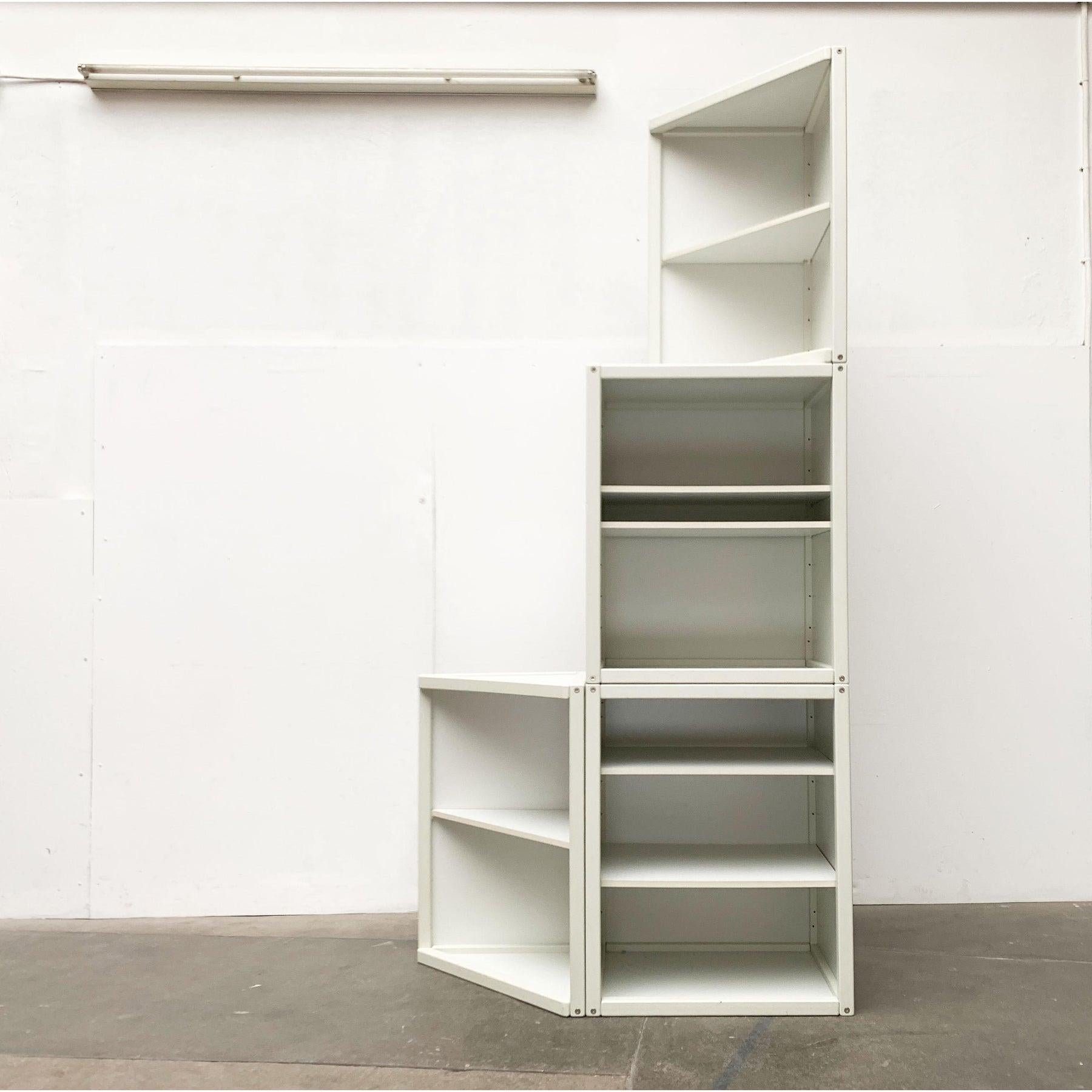 Container and shelf from the profile system collection from flöotto in a special color combination.

a very simple and functional design. The elements come from the profile system collection, which is still a successful model today. They show the
