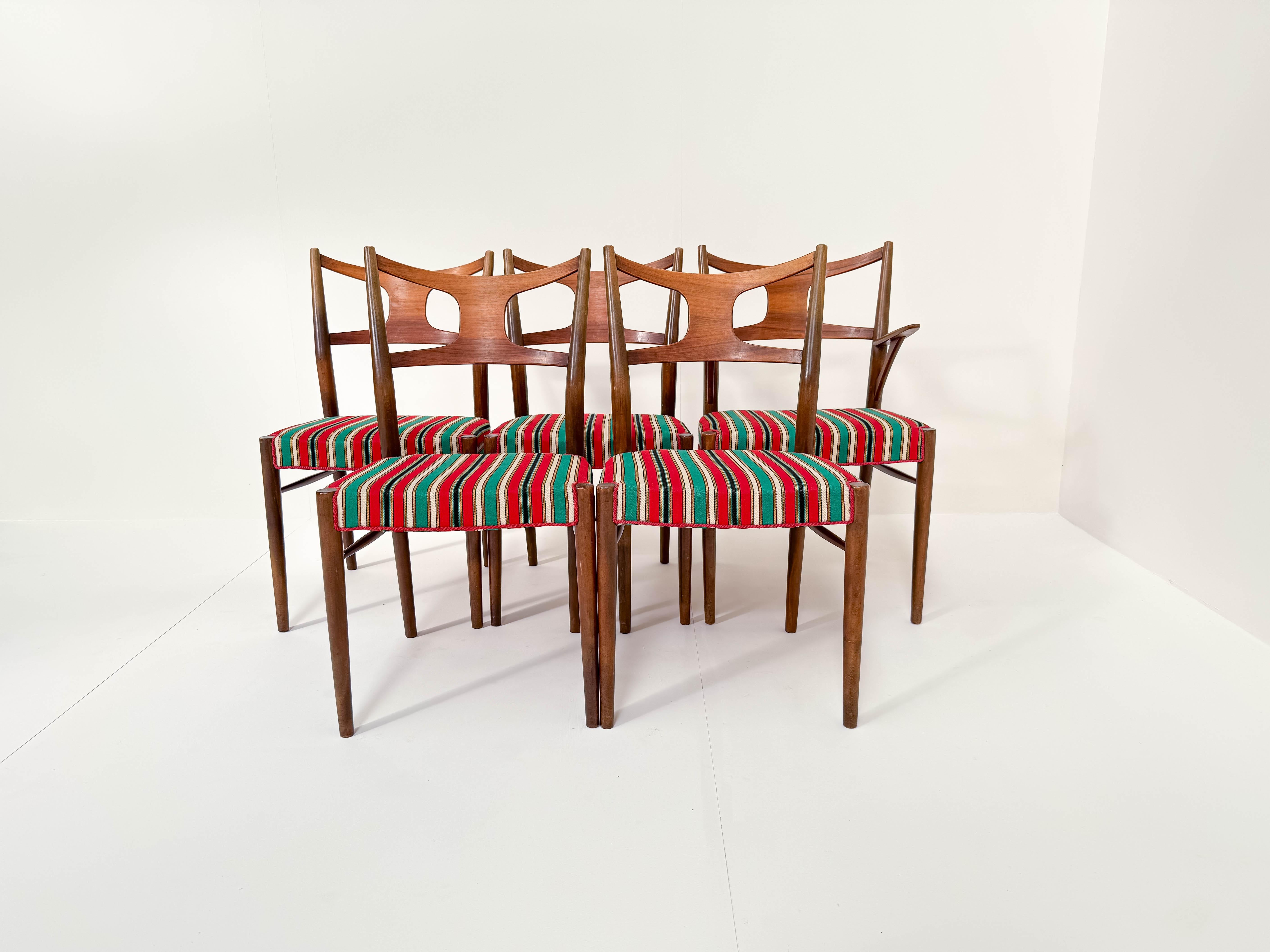 Seltener Satz von 5 Esszimmerstühlen von Kurt Østervig. In den 1950er Jahren entworfen und von Randers Furniture, Dänemark, hergestellt. Das Set besteht aus vier Beistellstühlen und einem Sessel, die aus massivem Teakholz und Eiche gefertigt sind.