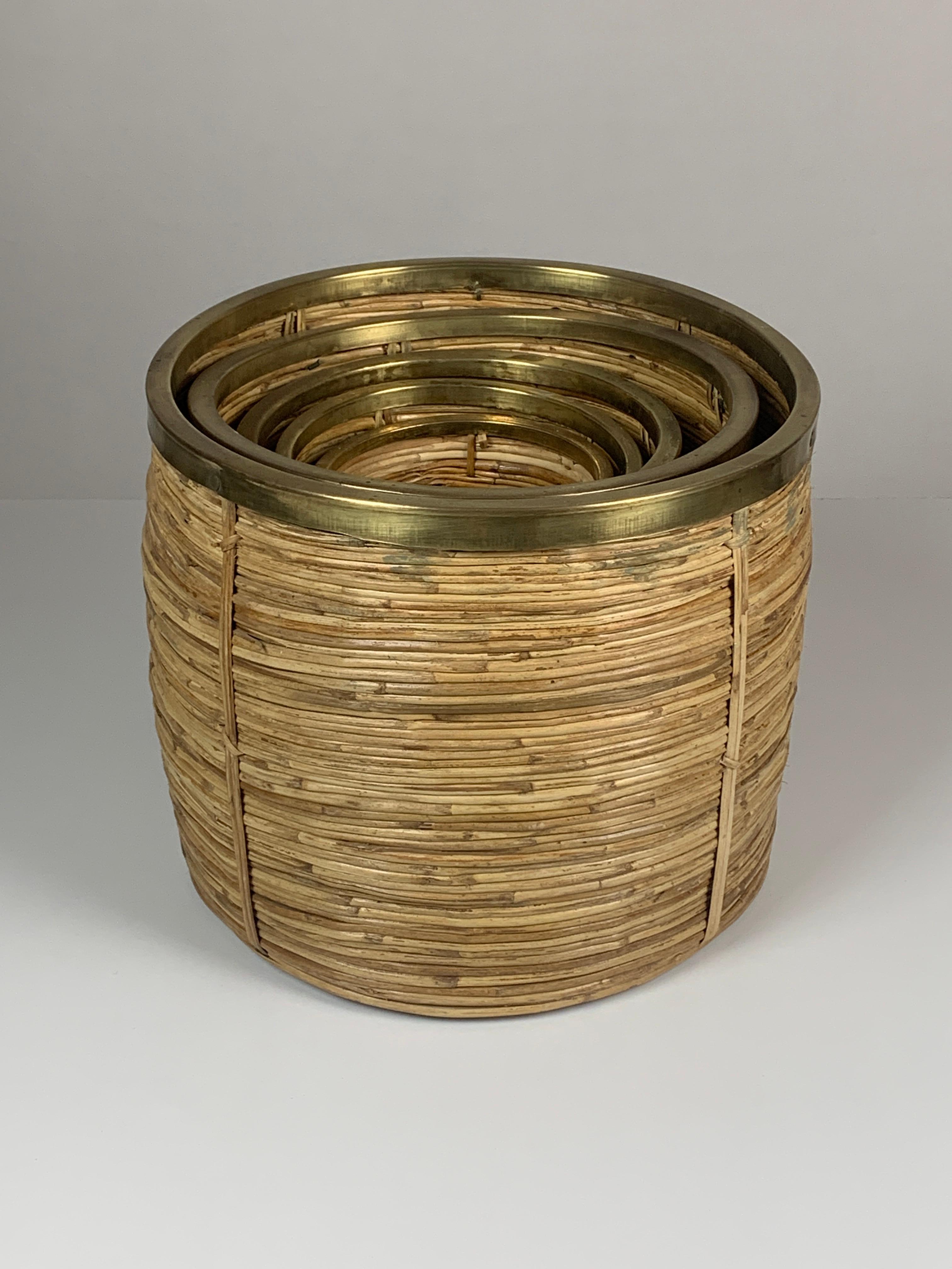 Set of 5 rattan pencil reed and brass plant holder baskets, Italy 1970s In Good Condition In Zaandam, NL