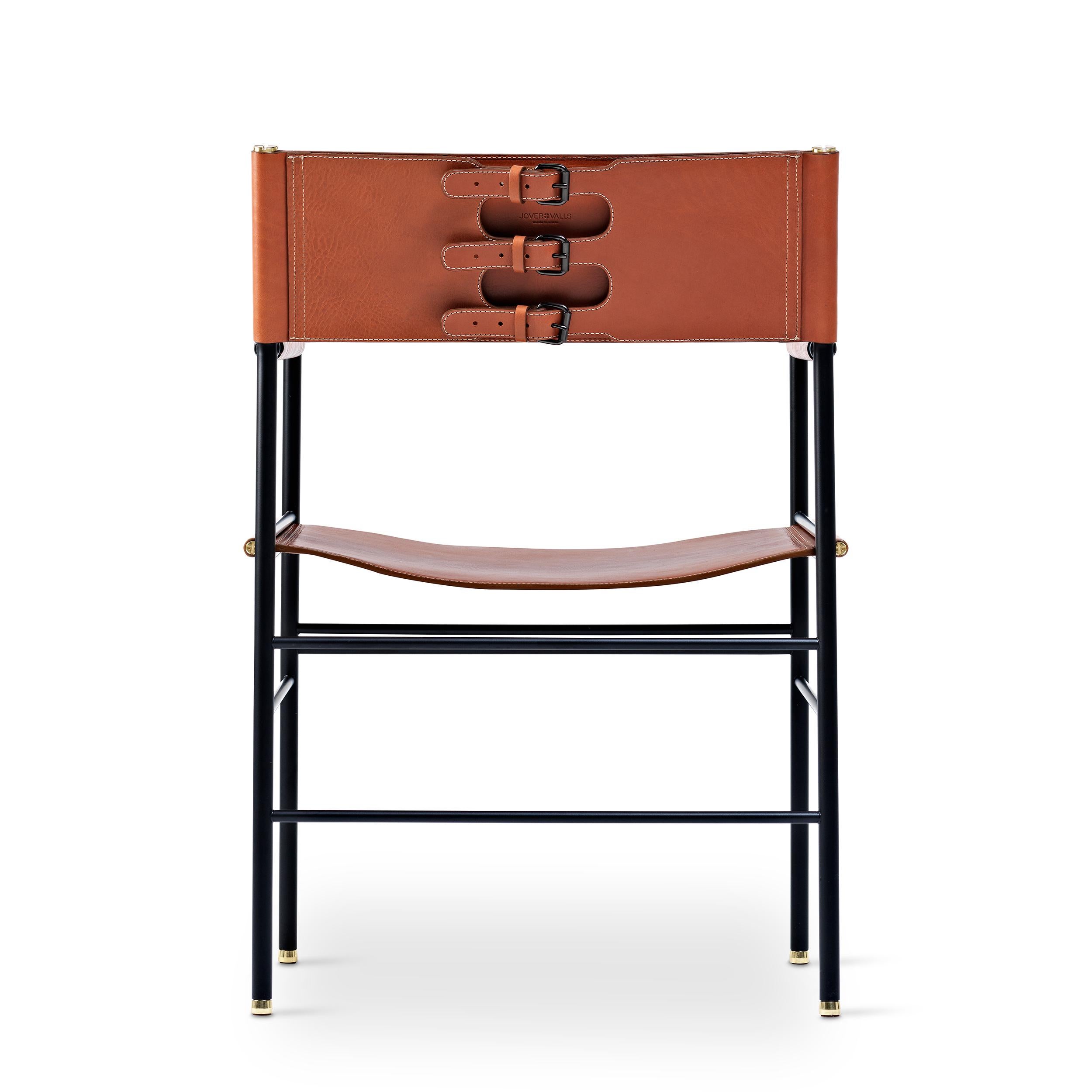 Espagnol Ensemble de 5 chaises contemporaines artisanales en cuir naturel brun clair et métal en caoutchouc noir  en vente