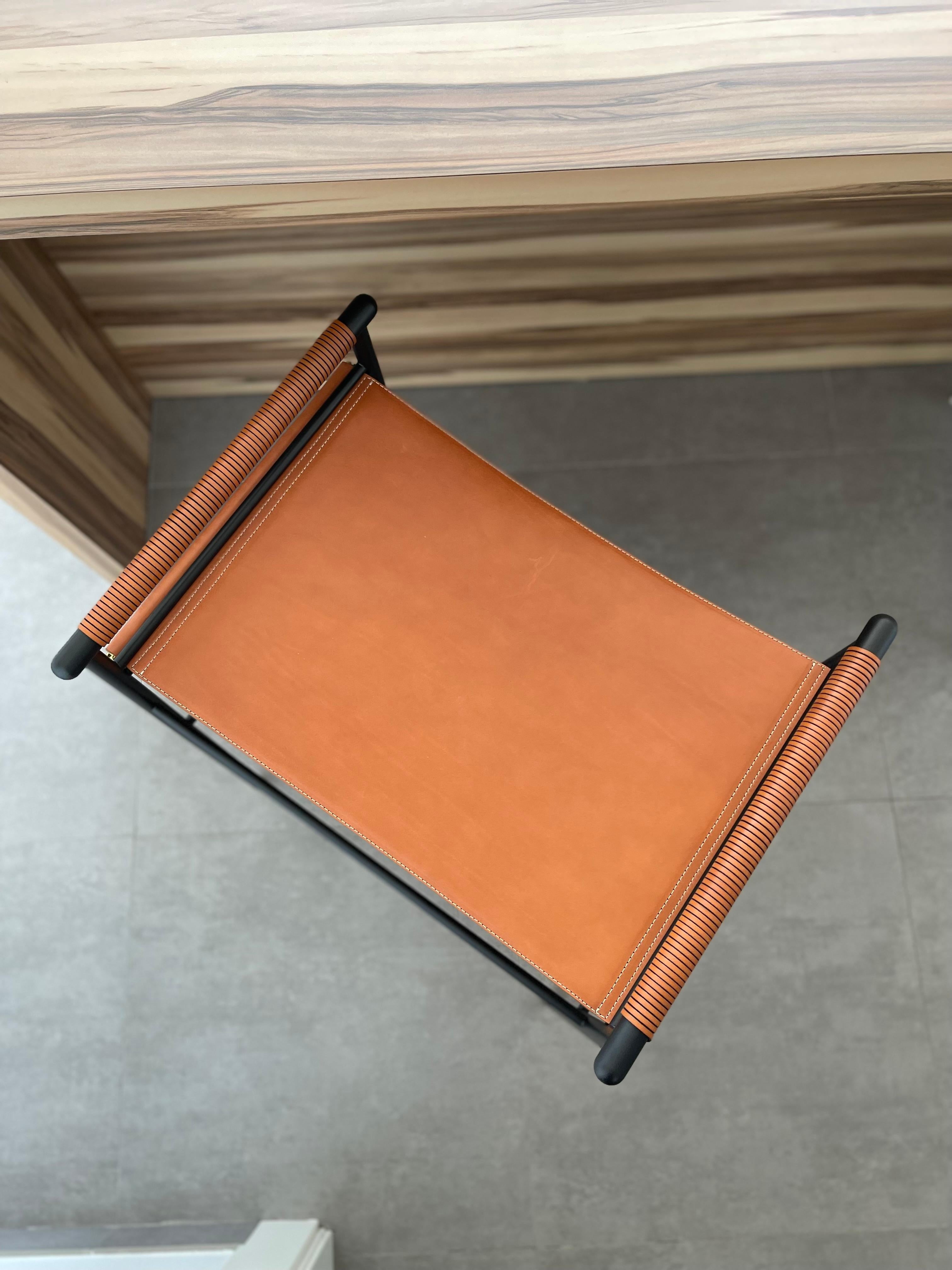 Ensemble de 5 tabourets de bar artisanaux contemporains en cuir cognac et métal en caoutchouc noir en vente 4