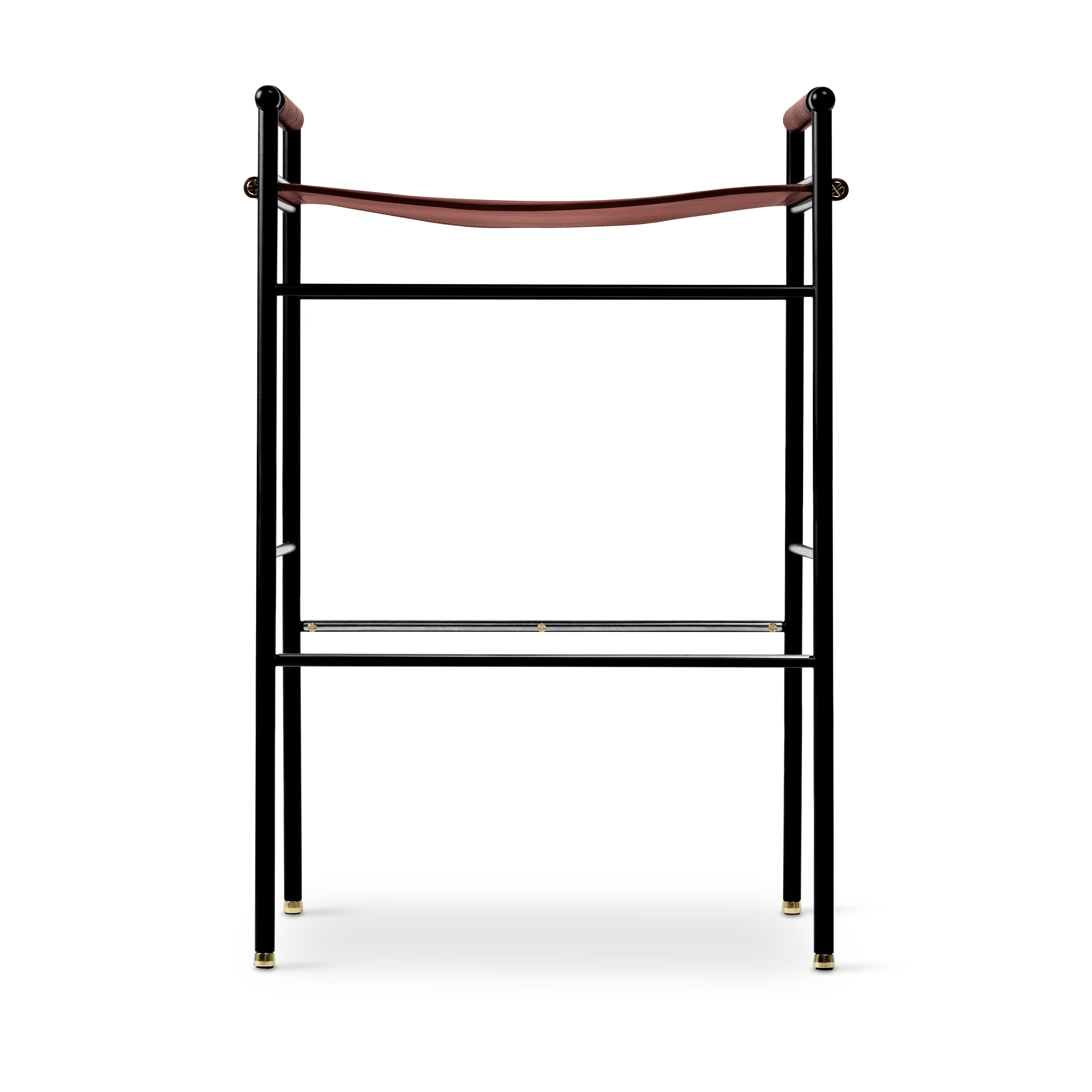 Moderne Ensemble de 5 tabourets de bar artisanaux contemporains en cuir cognac et métal en caoutchouc noir en vente