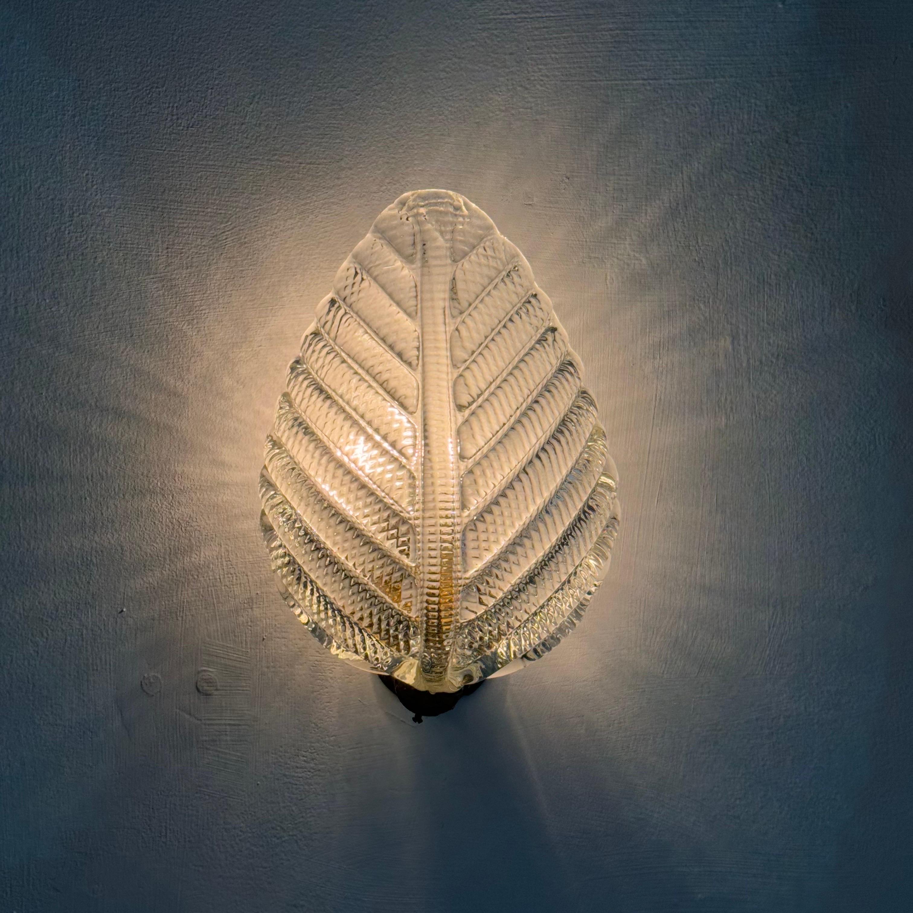 Italian Set of 5 Ribbed ‘Leaf’ Wall Lights by Barovier & Toso Italy, circa 1940 For Sale