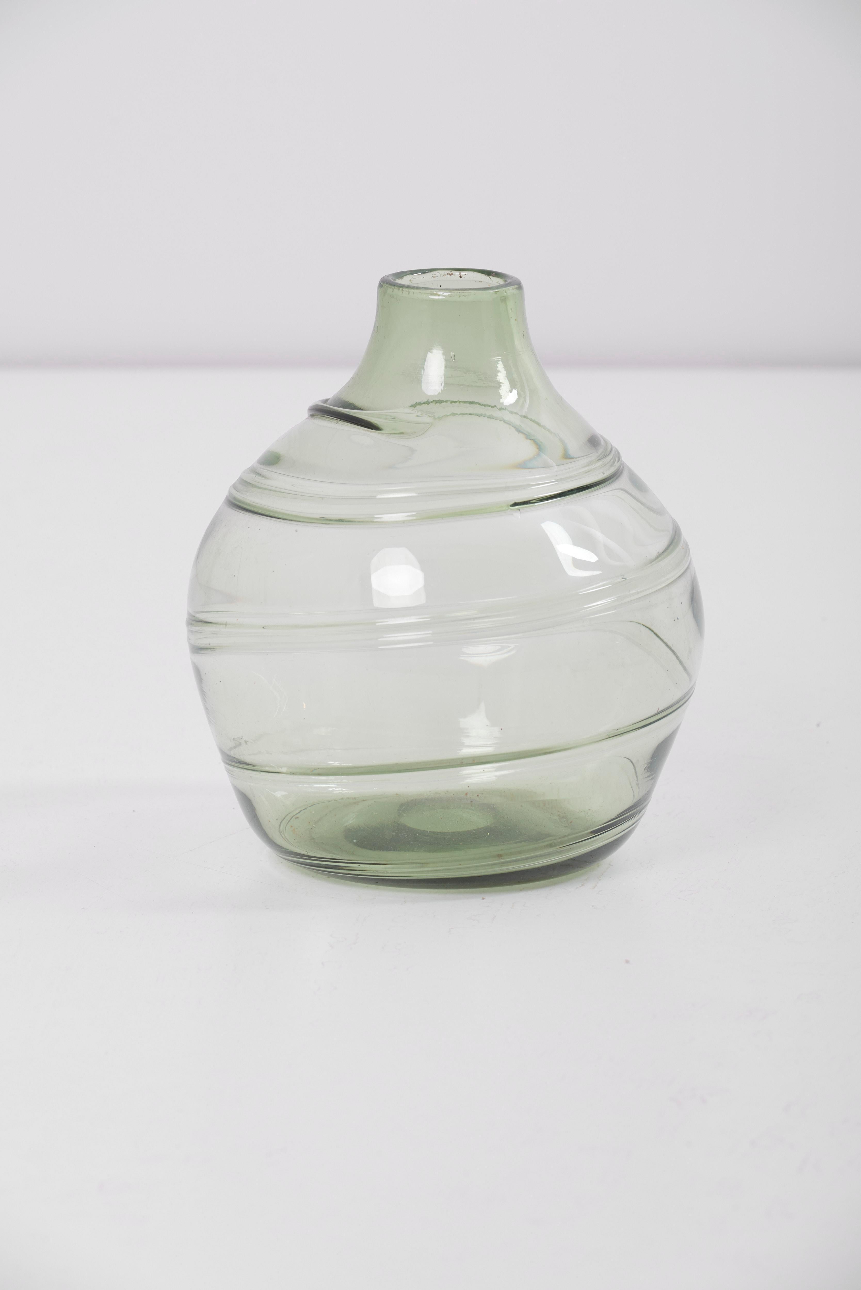 Ensemble de 5 vases et bols en verre tracé de rubans par Barnaby Powell pour Whitefriars en vente 4