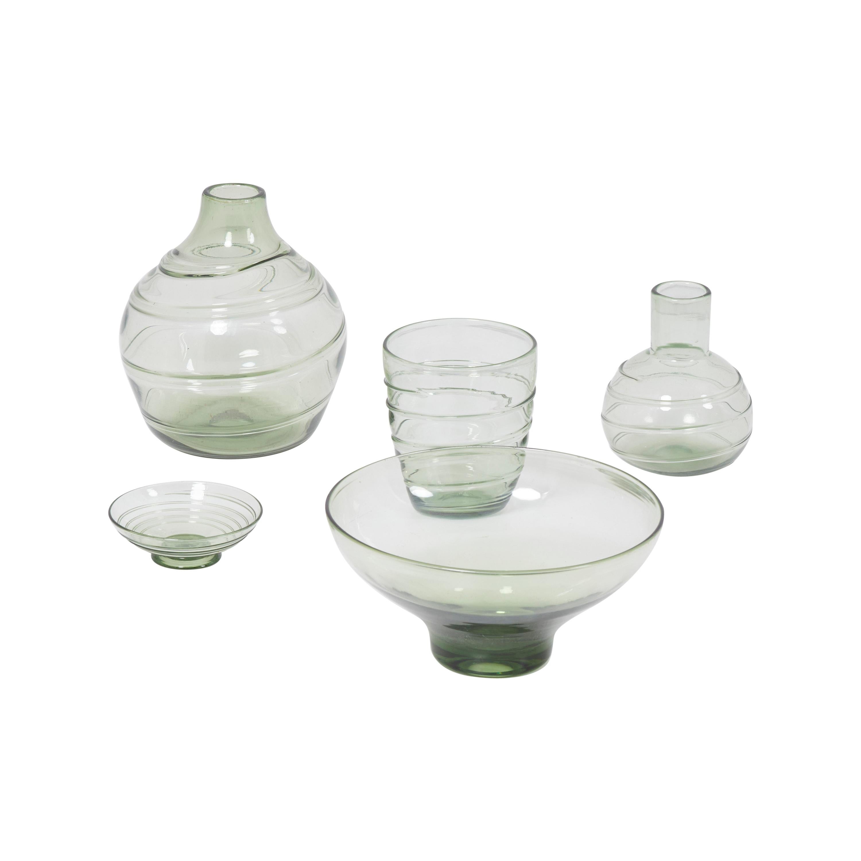 Ensemble de 5 vases et bols en verre tracé de rubans par Barnaby Powell pour Whitefriars en vente