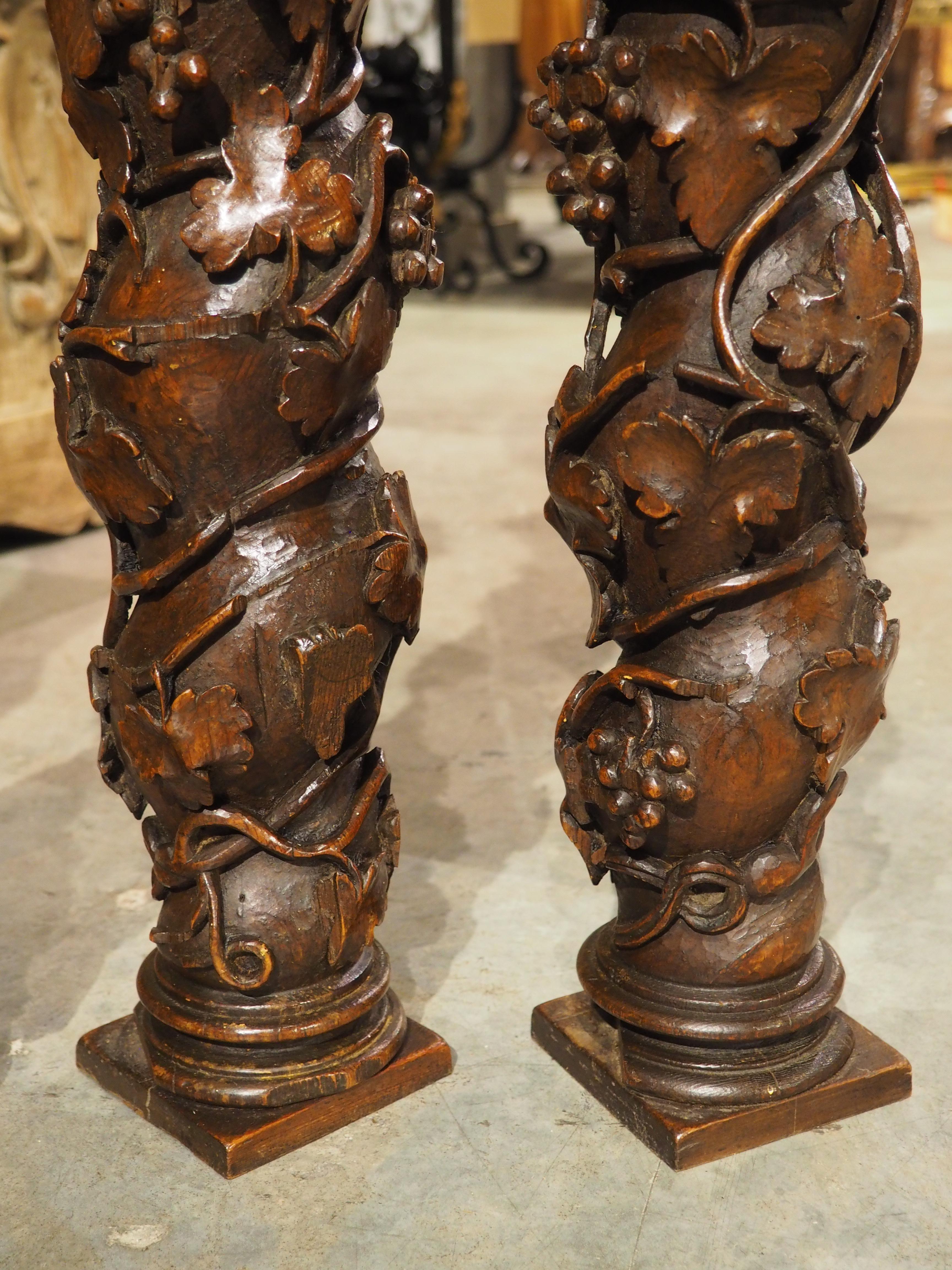 Satz von 5 reich geschnitzten salomonischen Tischsäulen des 18. Jahrhunderts aus Spanien (Holz) im Angebot