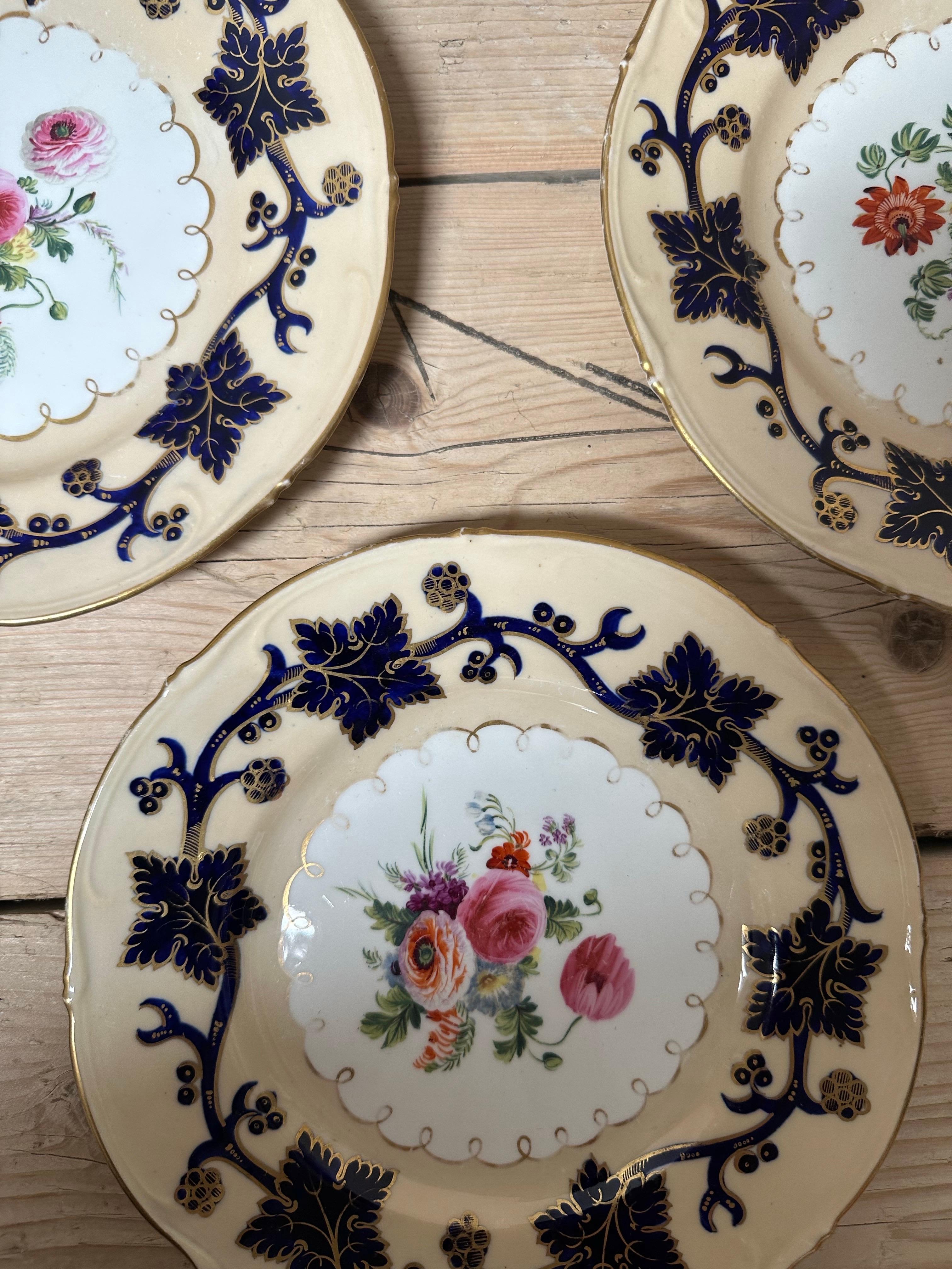 Set of 5 Rockingham Porcelain Dinner Plates, Circa 1830s For Sale 3