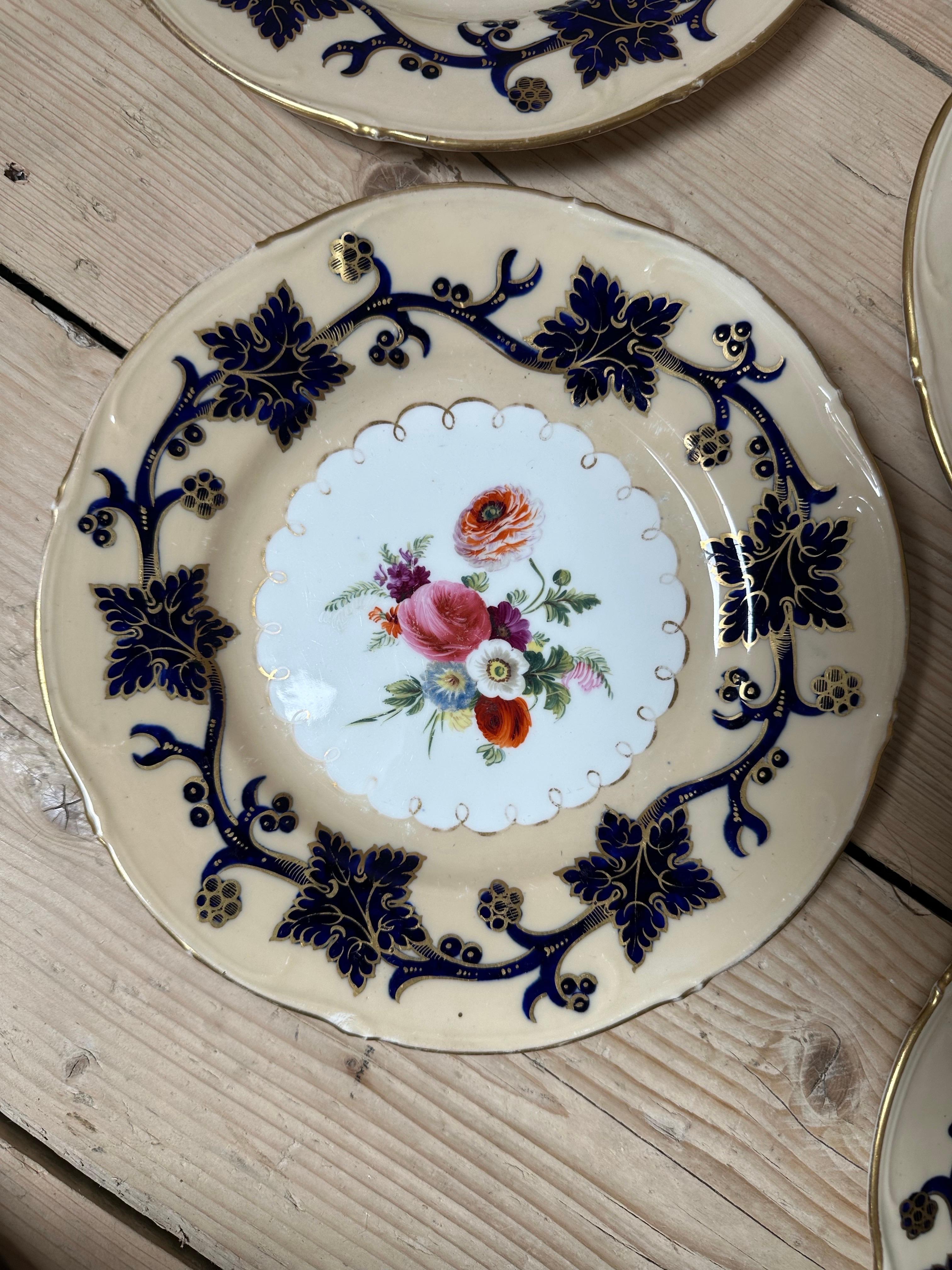 Set of 5 Rockingham Porcelain Dinner Plates, Circa 1830s In Good Condition For Sale In Worcester Park, GB