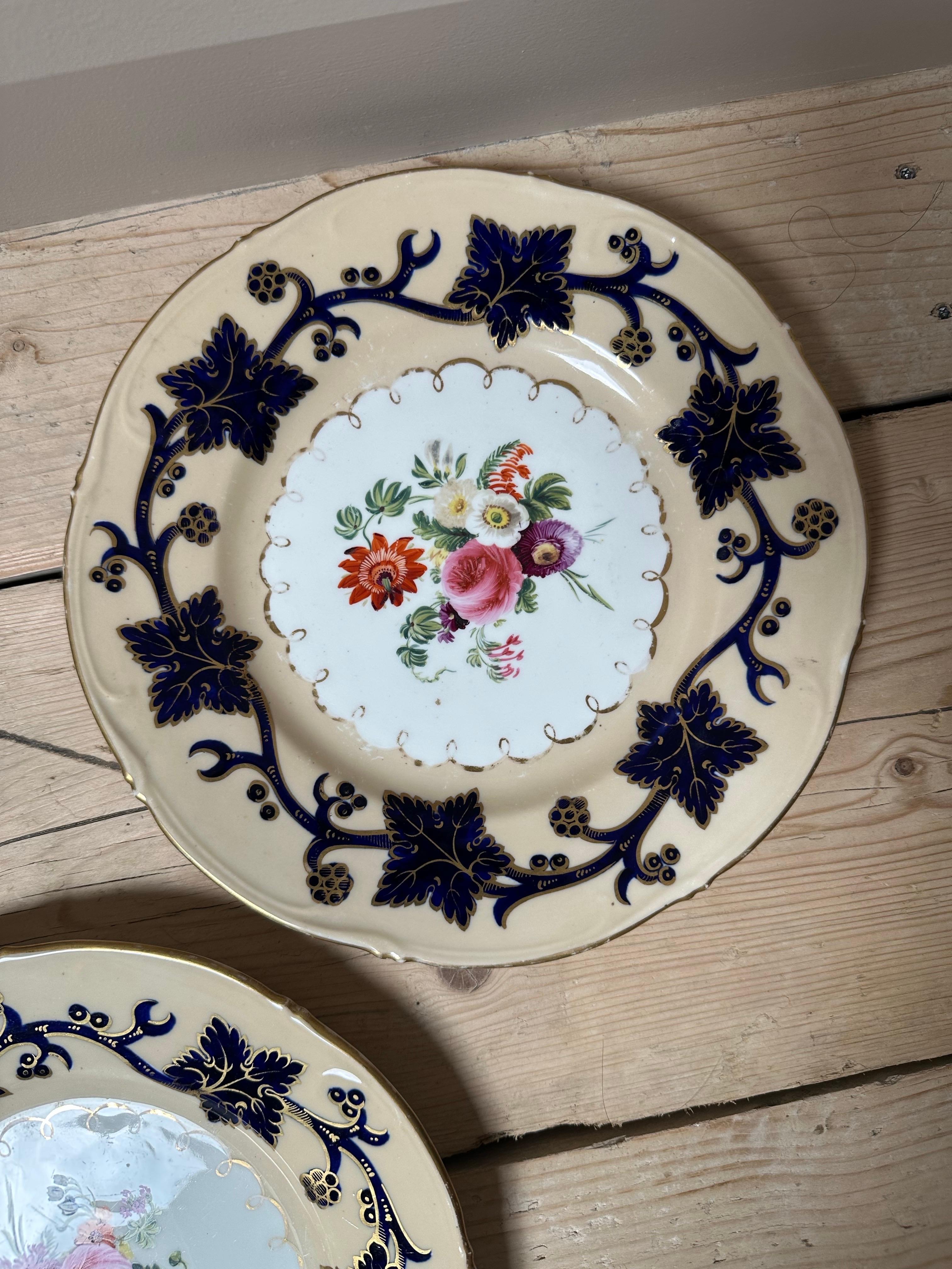 Mid-19th Century Set of 5 Rockingham Porcelain Dinner Plates, Circa 1830s For Sale