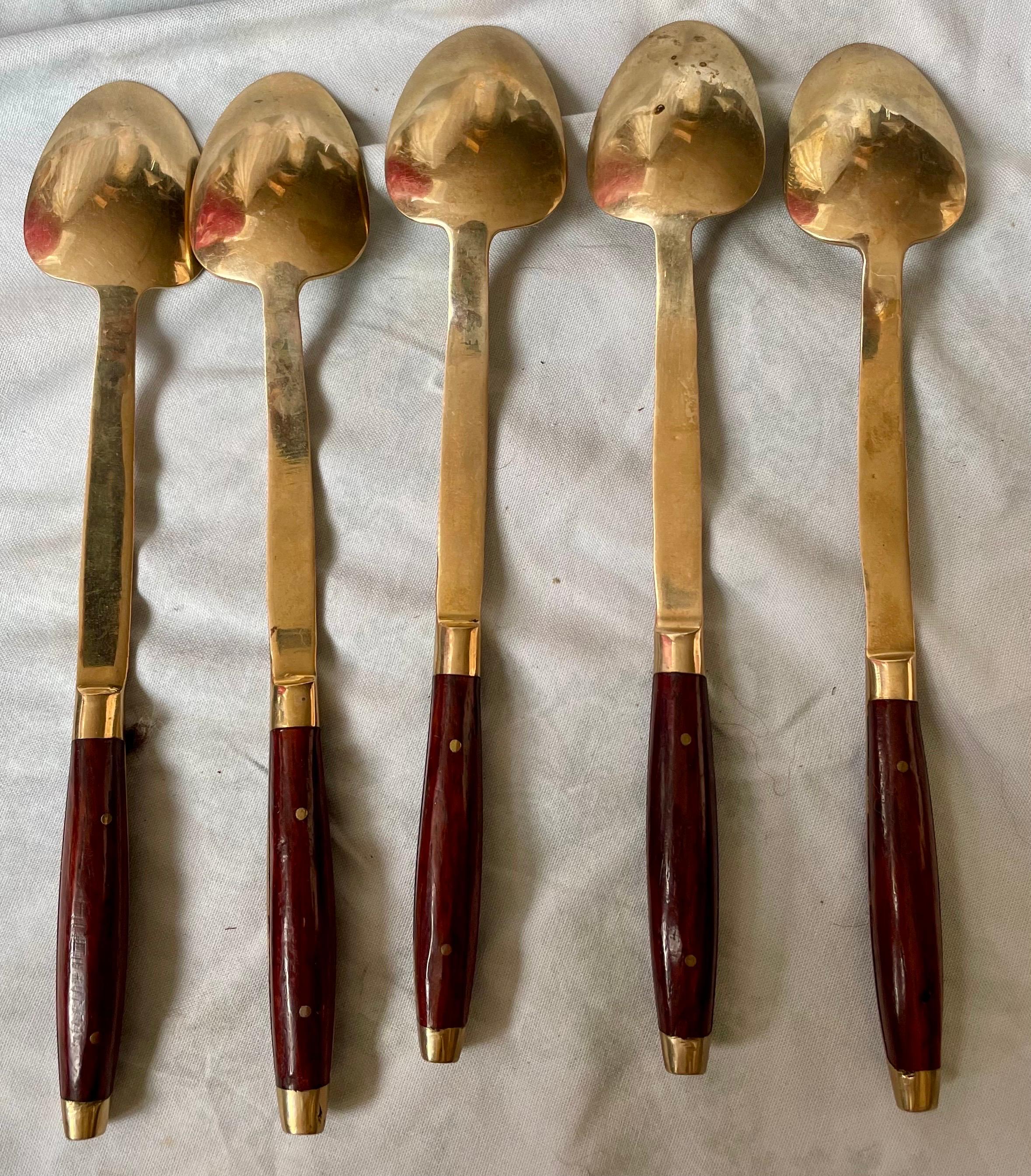Dies ist ein schönes Set von Eisteelöffeln aus Messing mit Palisandergriffen. Sie wären eine tolle Ergänzung für die Festtagstafel.

Es ist trübe und Oxidation, wie mit dem Alter zu erwarten wäre, aber sie können gereinigt und poliert werden, aber