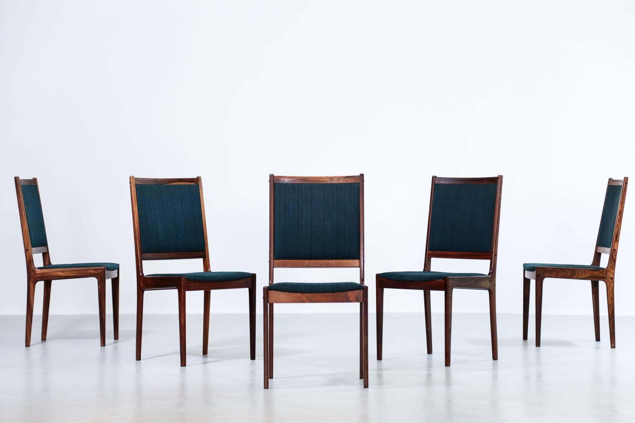 Ensemble de cinq chaises de salle à manger en bois de rose, années 1960 en vente 4