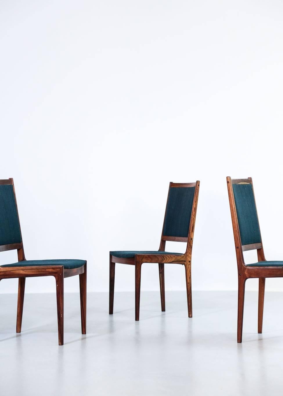 Schöner Satz von fünf skandinavischen Stühlen, aus Palisanderholz und originalem Stoff.