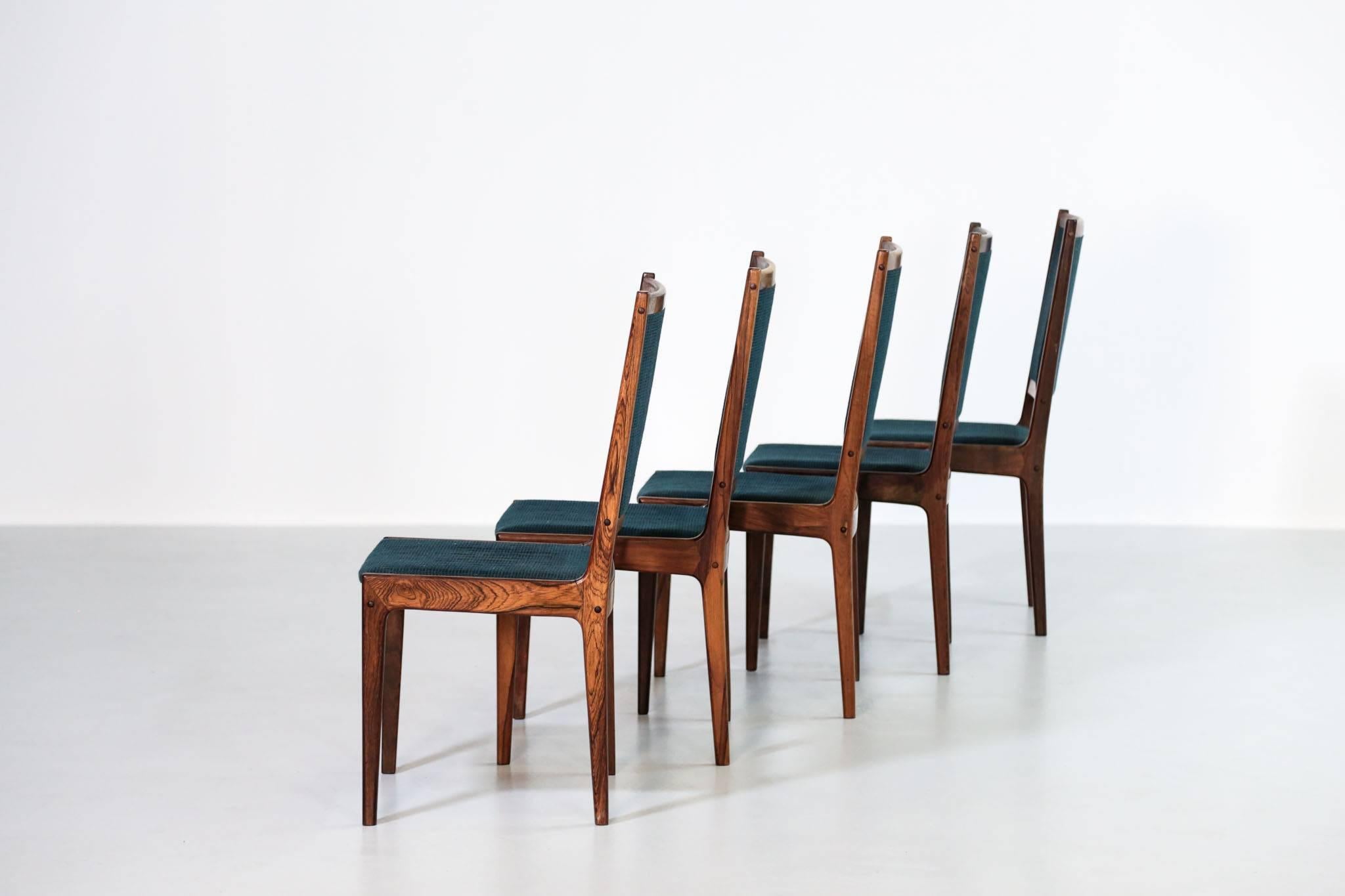 Ensemble de cinq chaises de salle à manger en bois de rose, années 1960 Bon état - En vente à Lyon, FR