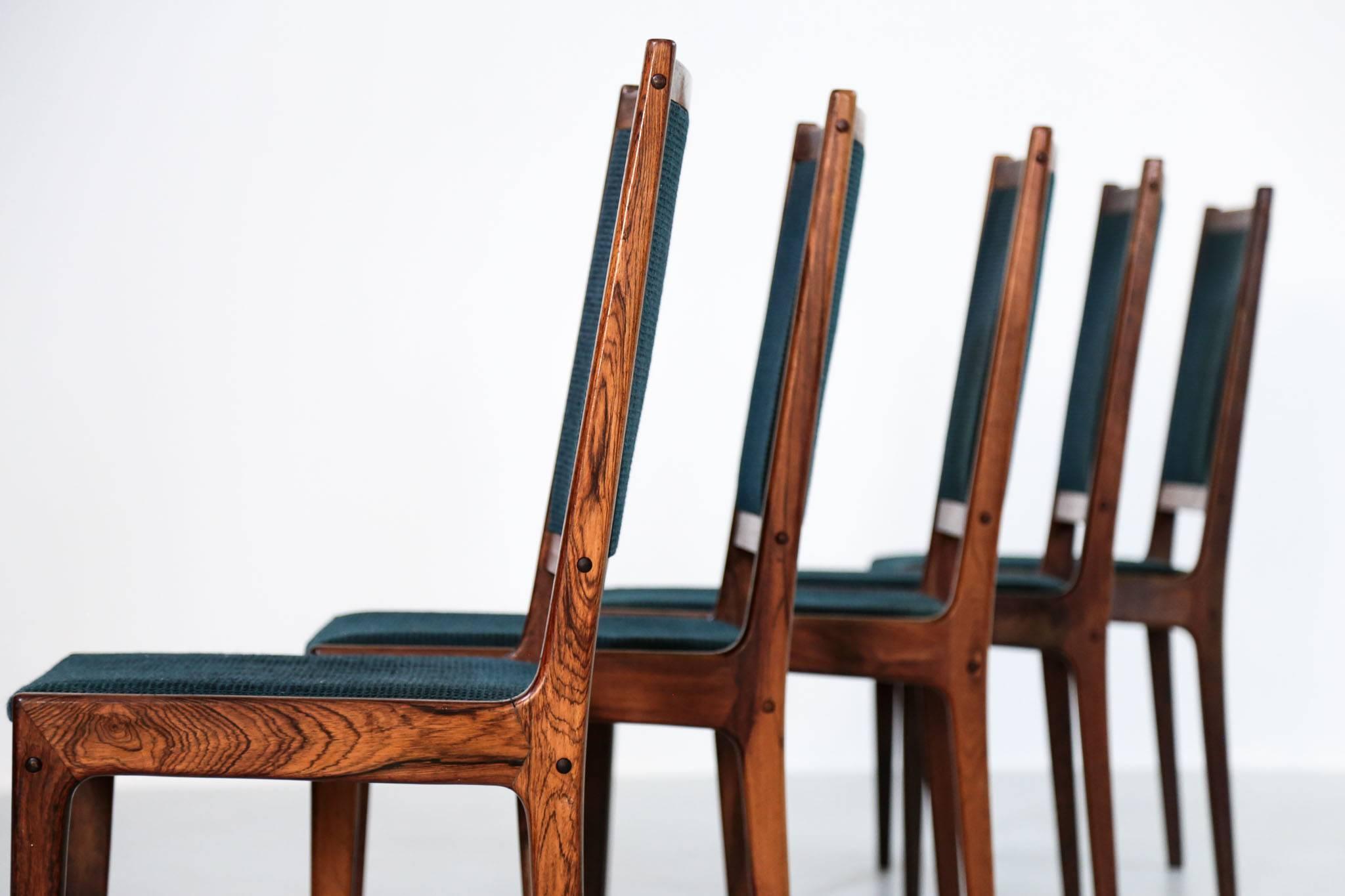 20ième siècle Ensemble de cinq chaises de salle à manger en bois de rose, années 1960 en vente