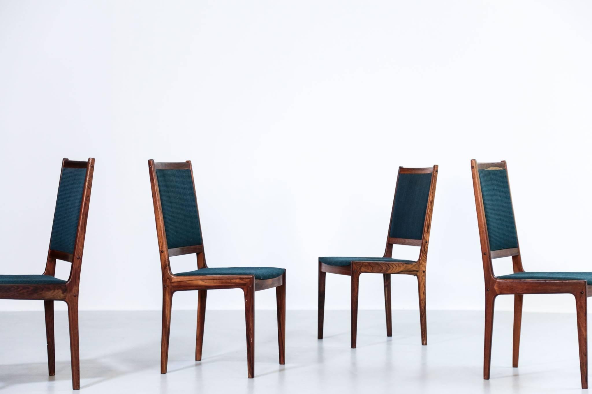 Ensemble de cinq chaises de salle à manger en bois de rose, années 1960 en vente 1