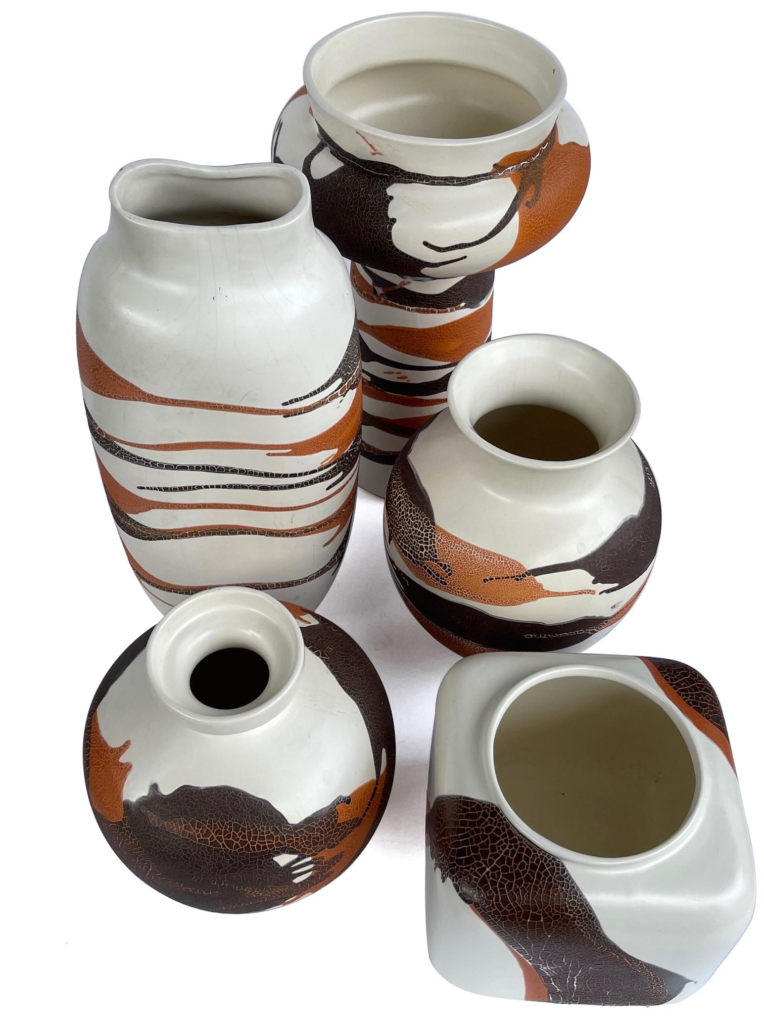 Ensemble de 5 vases en poterie Royal Haeger avec glaçure à gouttes marron et roux sur fond ivoire en vente 2