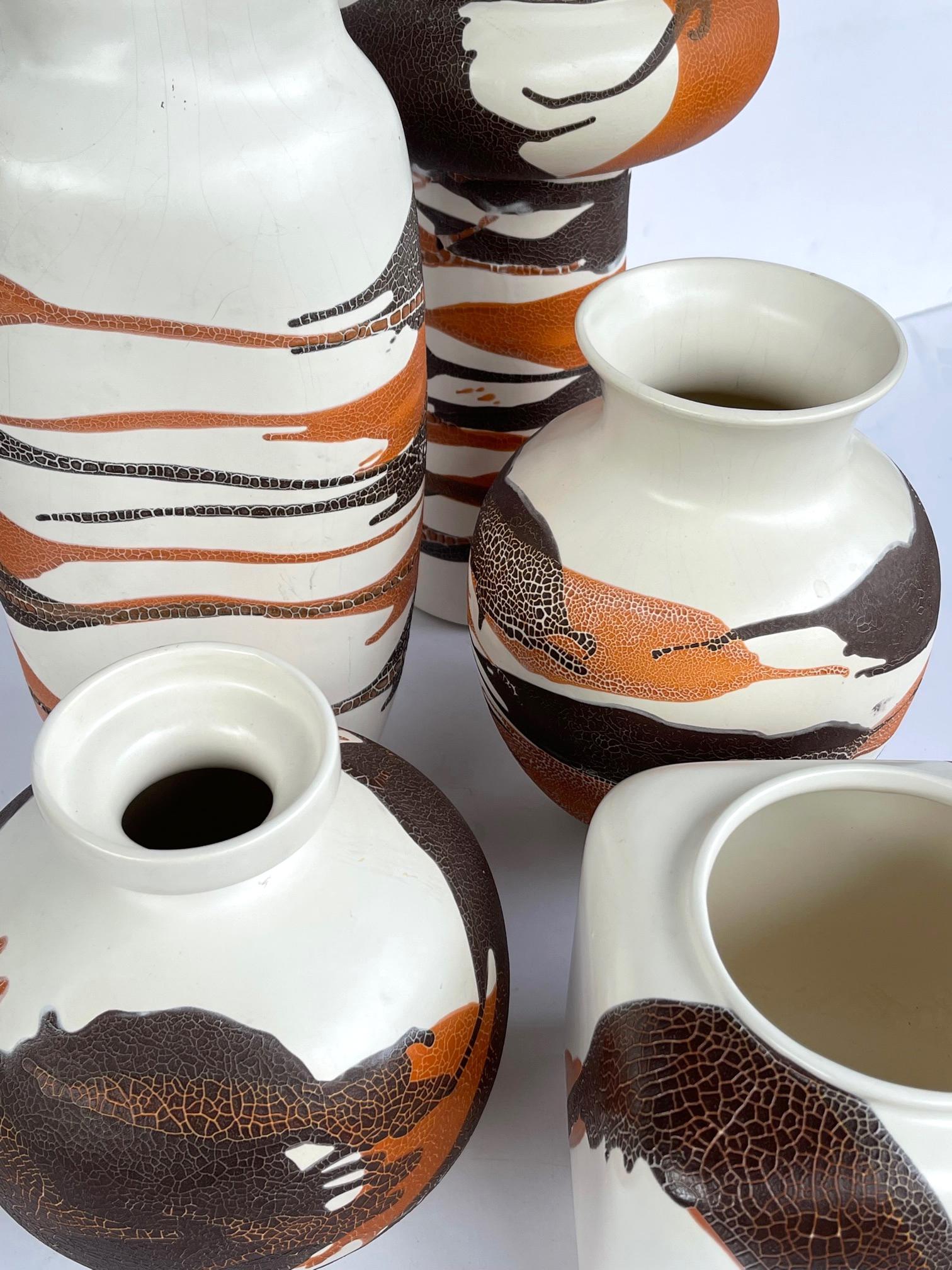 Ensemble de 5 vases en poterie Royal Haeger avec glaçure à gouttes marron et roux sur fond ivoire en vente 3