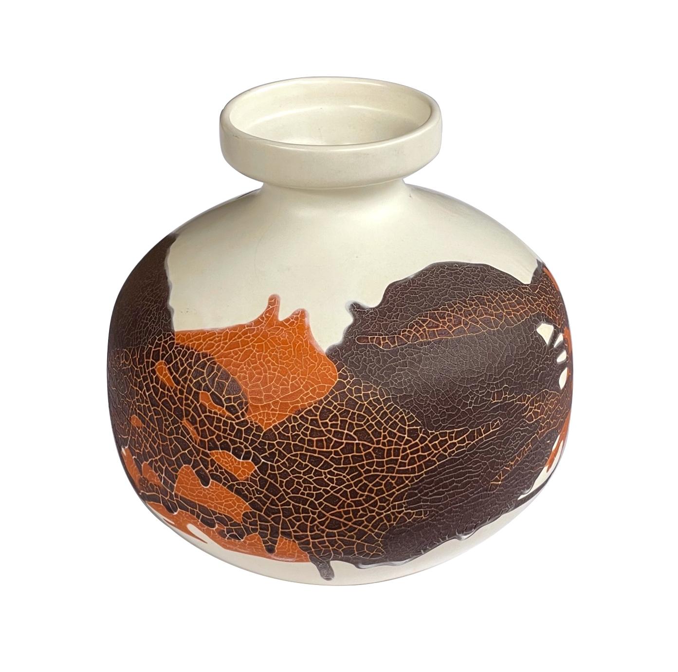 Vernissé Ensemble de 5 vases en poterie Royal Haeger avec glaçure à gouttes marron et roux sur fond ivoire en vente