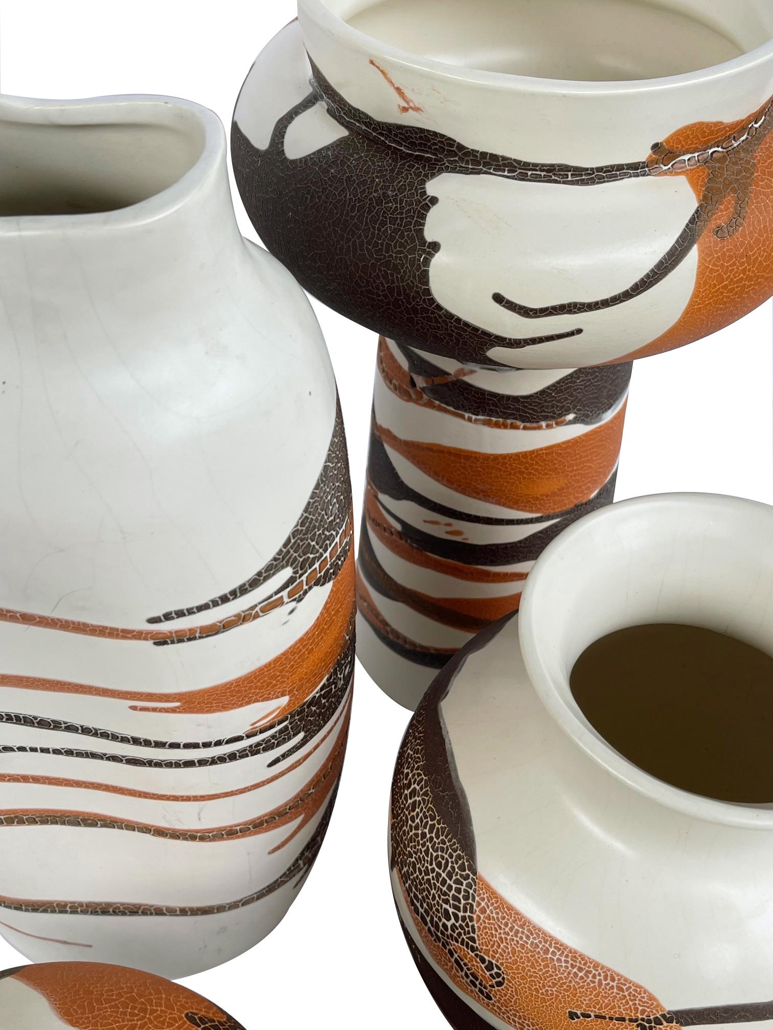 Ensemble de 5 vases en poterie Royal Haeger avec glaçure à gouttes marron et roux sur fond ivoire en vente 1