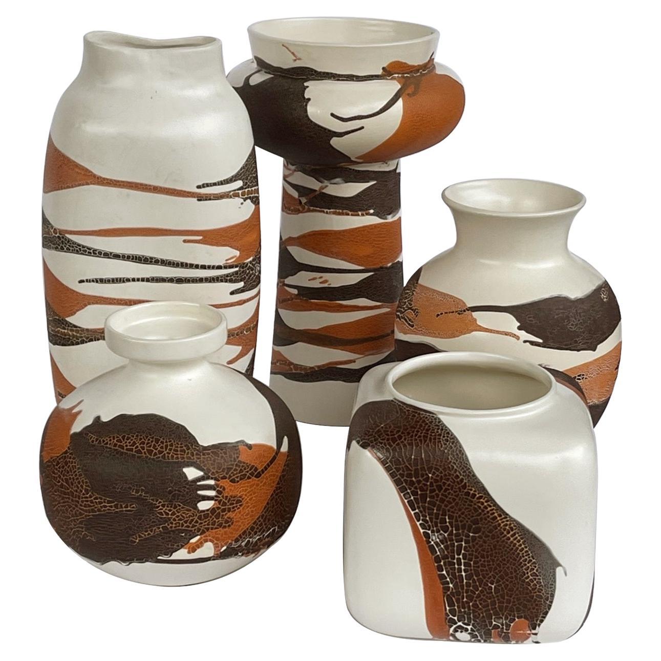 Ensemble de 5 vases en poterie Royal Haeger avec glaçure à gouttes marron et roux sur fond ivoire en vente