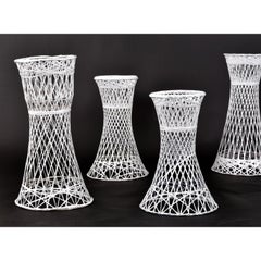 Set di 5 fioriere da giardino Russell Woodard in fibra di vetro filata, di colore bianco.