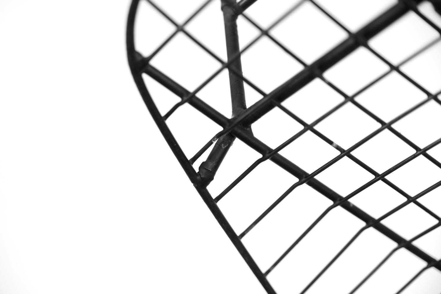 Prototype de 5 chaises scandinaves minimalistes en fil de fer noir de style moderne du milieu du siècle dernier en vente 9