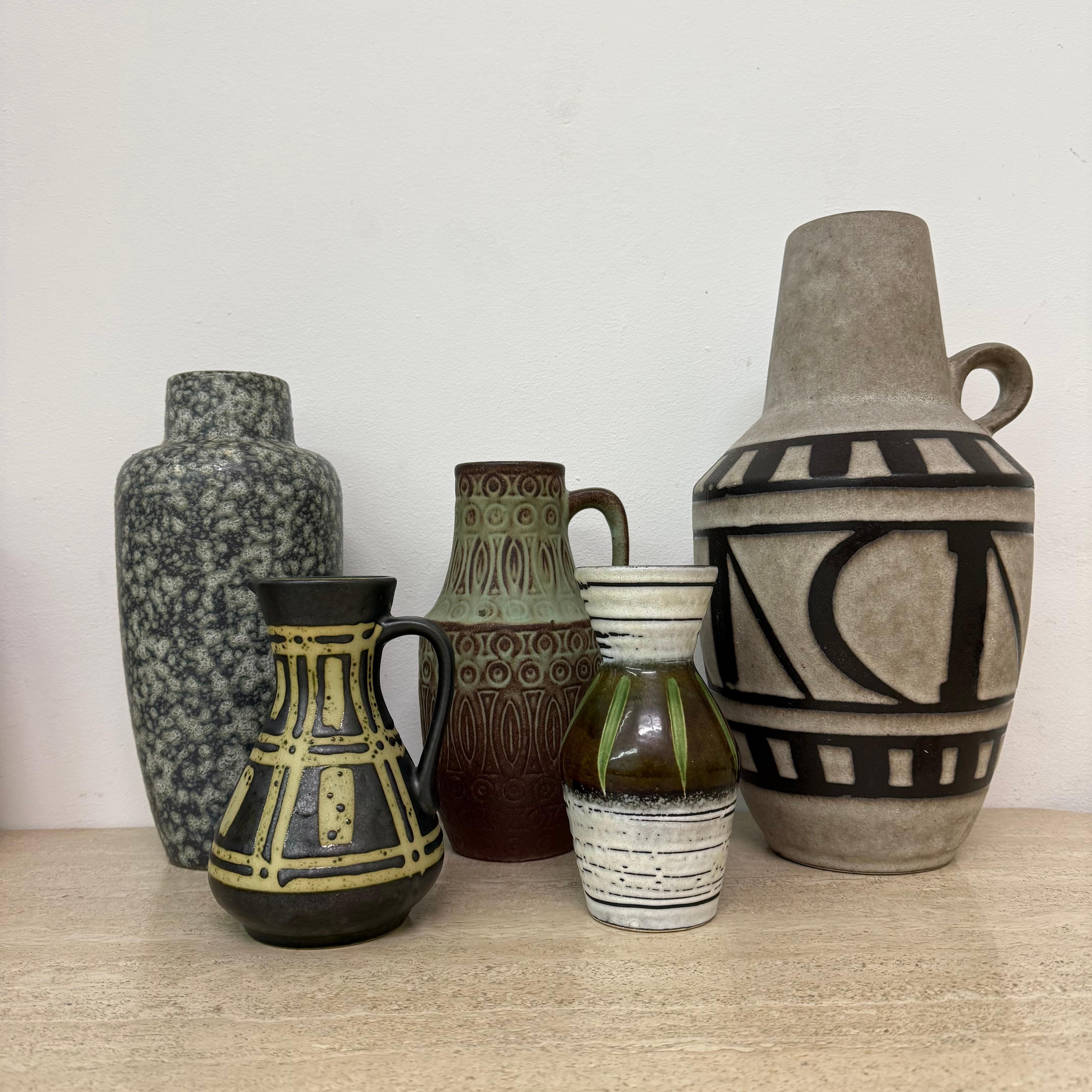Set di 5 vasi in ceramica di Scheurich, Germania occidentale, anni '70

Dimensioni: Altezza 31 cm, diametro 14 cm  18 cm di altezza, 13 cm di larghezza, 12 cm di profondità  25 cm di altezza, 25 cm di larghezza, 13 cm di profondità  18,5 cm di