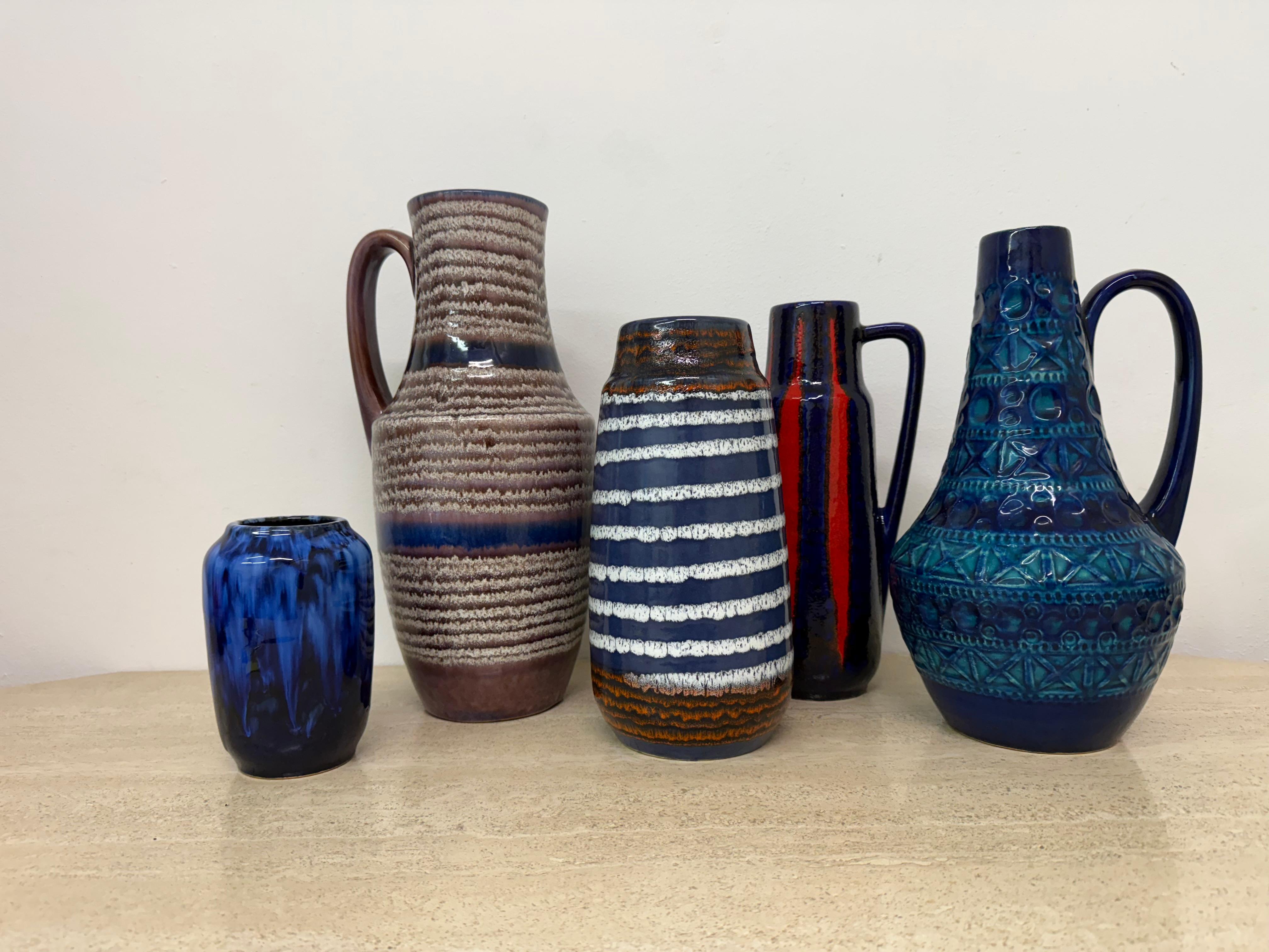 Set di 5 vasi in ceramica scheurich Germania Ovest , anni '70



Dimensioni: 14,5 cm di altezza, 9,5 cm di diametro  35 cm di altezza, 18 cm di larghezza, 15 cm di profondità  25,5 cm di altezza, 12 cm di diametro  28 cm di altezza, 12 cm di