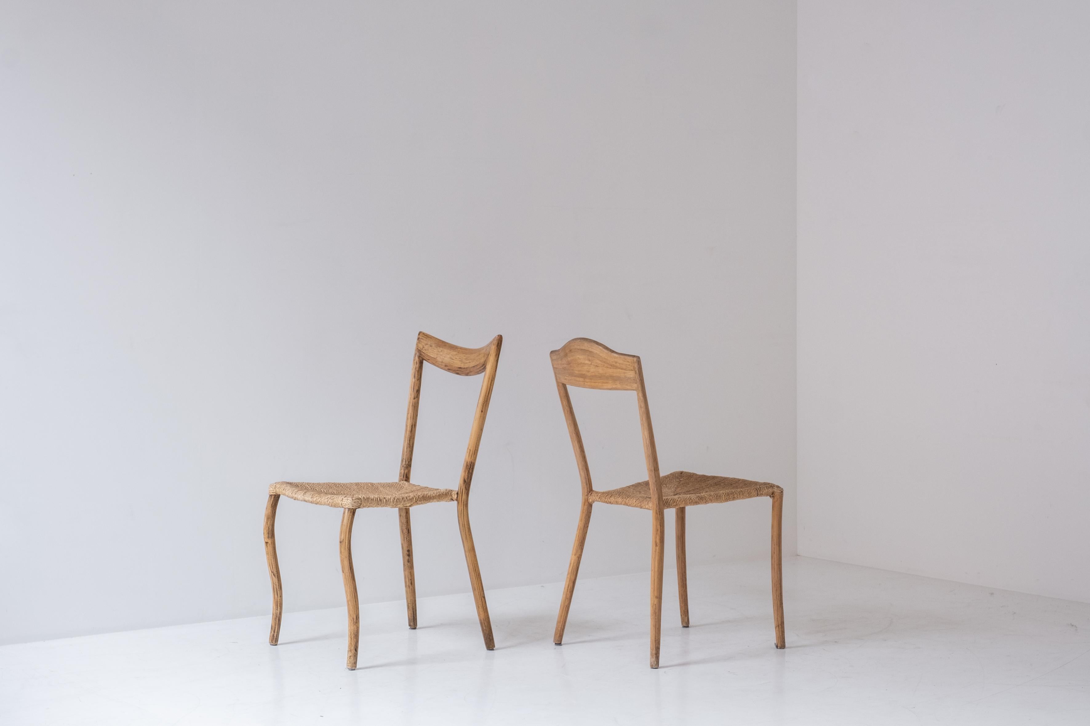 Français Ensemble de 5 chaises de salle à manger sculpturales de France, conçues dans les années 1960.