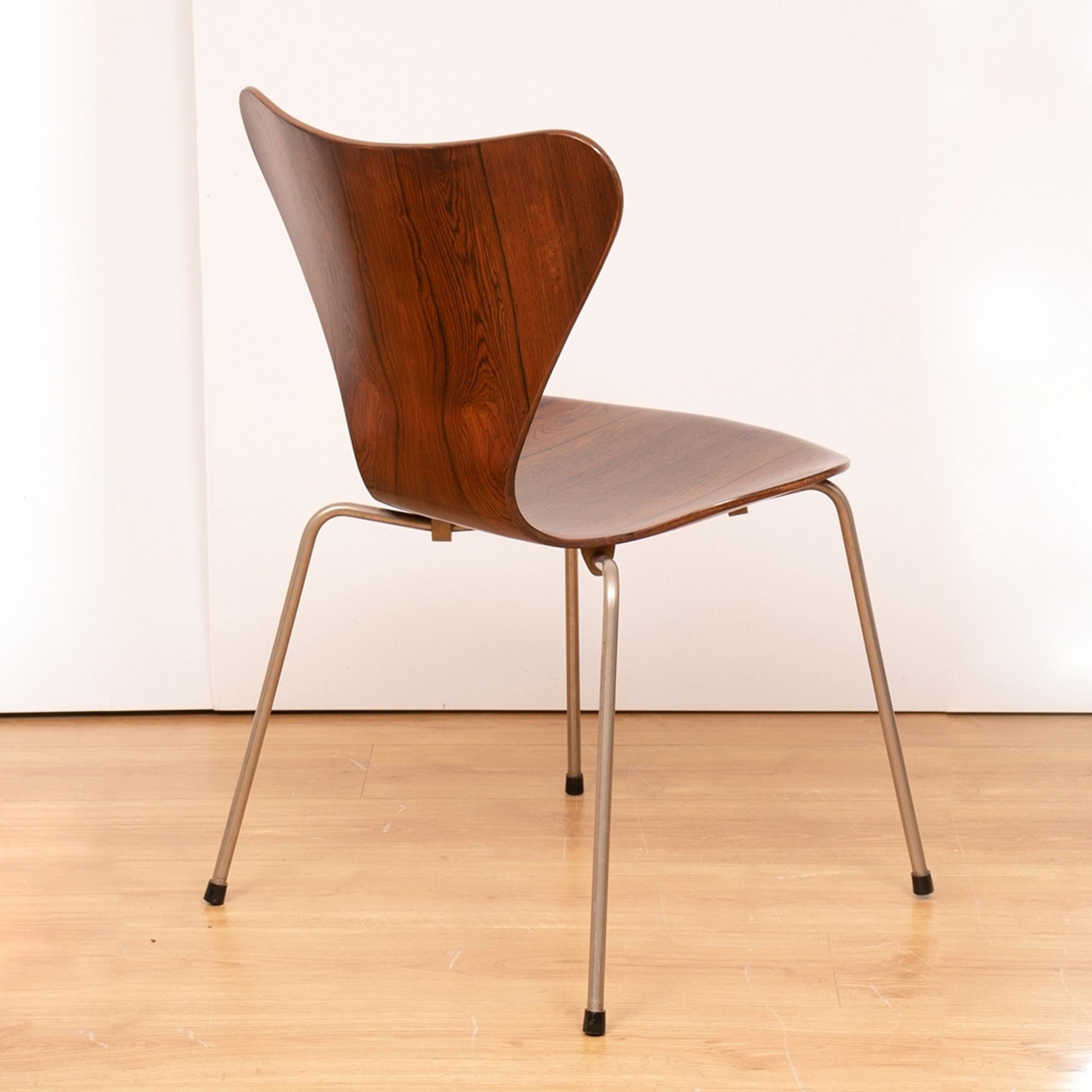 Mid-Century Modern Set of 5 Series 7 Model 3107 Rosewood Chairs by Arne Jacobsen, circa 1960 For Sale