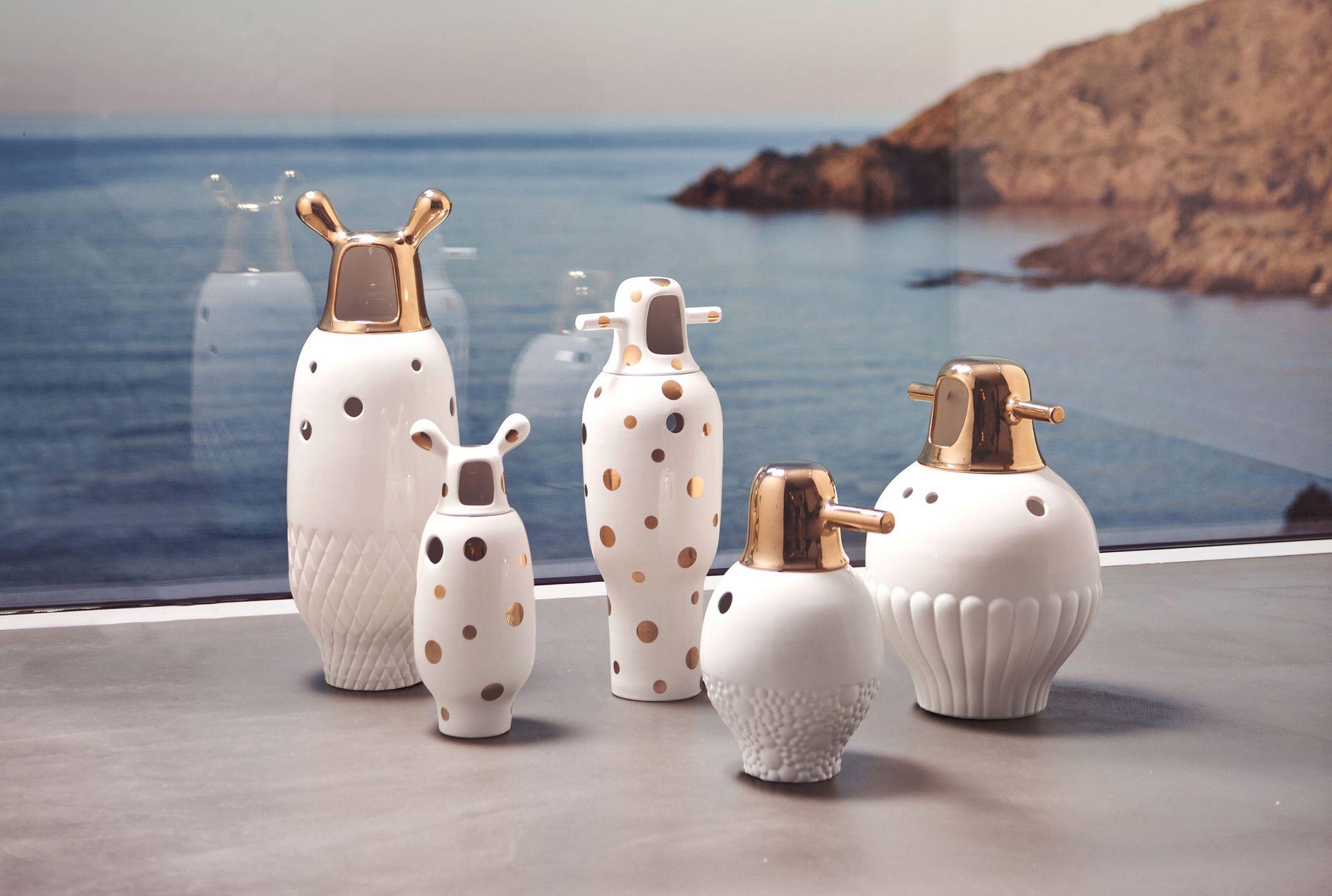 Set of showtime 10 vases by Jaime Hayon
Dimensions: D19 x H33, D31 x H34, D27 x H47, D21 x H48, D23 x H59 cm
Materials: Made up of two pieces in glazed stoneware, with a white finish and 24-carat gold plated decorations.
Also available in other