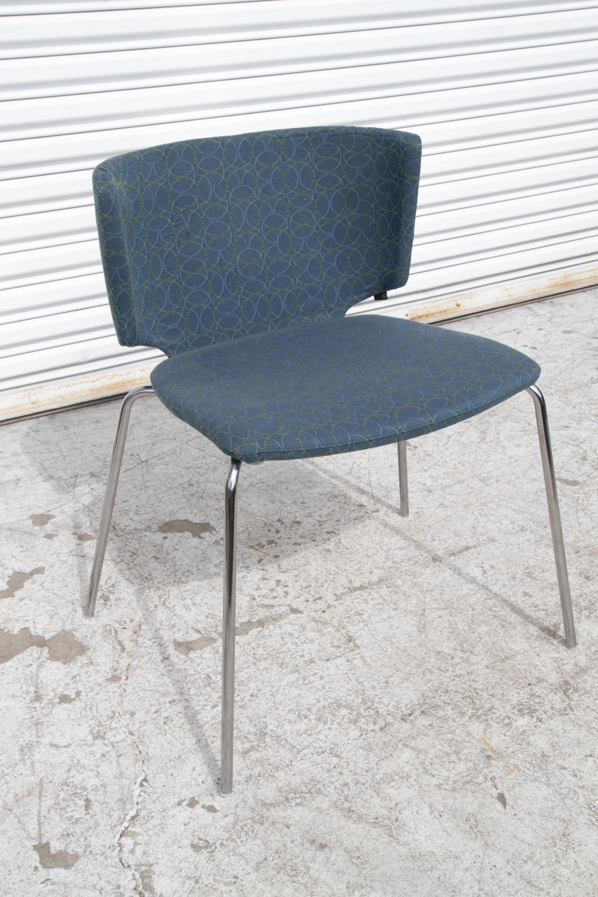 Conçu par l'Espagnol Marc Krusin pour Coalesse. Les chaises MCM Wrapp sont empilables, propres et élégantes, avec un dossier ailé confortable et une assise aux contours généreux, légèrement inclinée pour le confort et le soutien. Idéal pour le