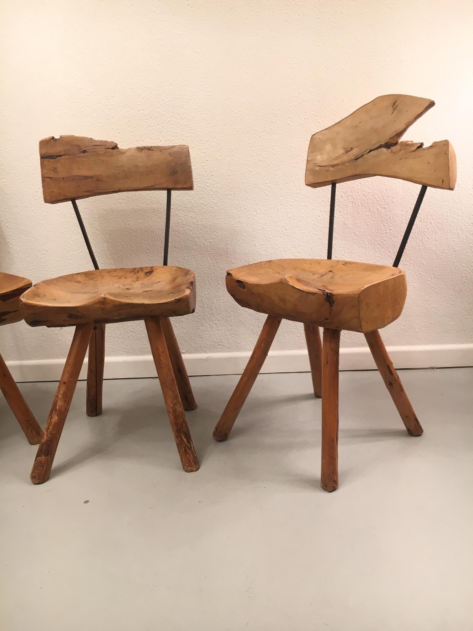 Ensemble de 5 chaises de salle à manger rustiques en bois d'Oliver massif et sculpté, circa 1950 en vente 7