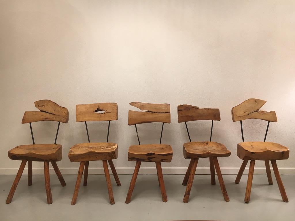 Ensemble de 5 chaises de salle à manger rustique brutaliste en bois d'olivier vers les années 1950, probablement françaises.
Très bon état, belle patine. 
L 40 x D 40 x H 80 cm
Assise H 44 cm
 