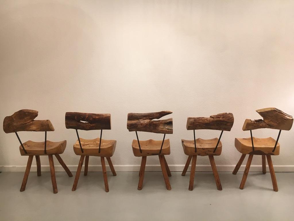 Français Ensemble de 5 chaises de salle à manger rustiques en bois d'Oliver massif et sculpté, circa 1950 en vente