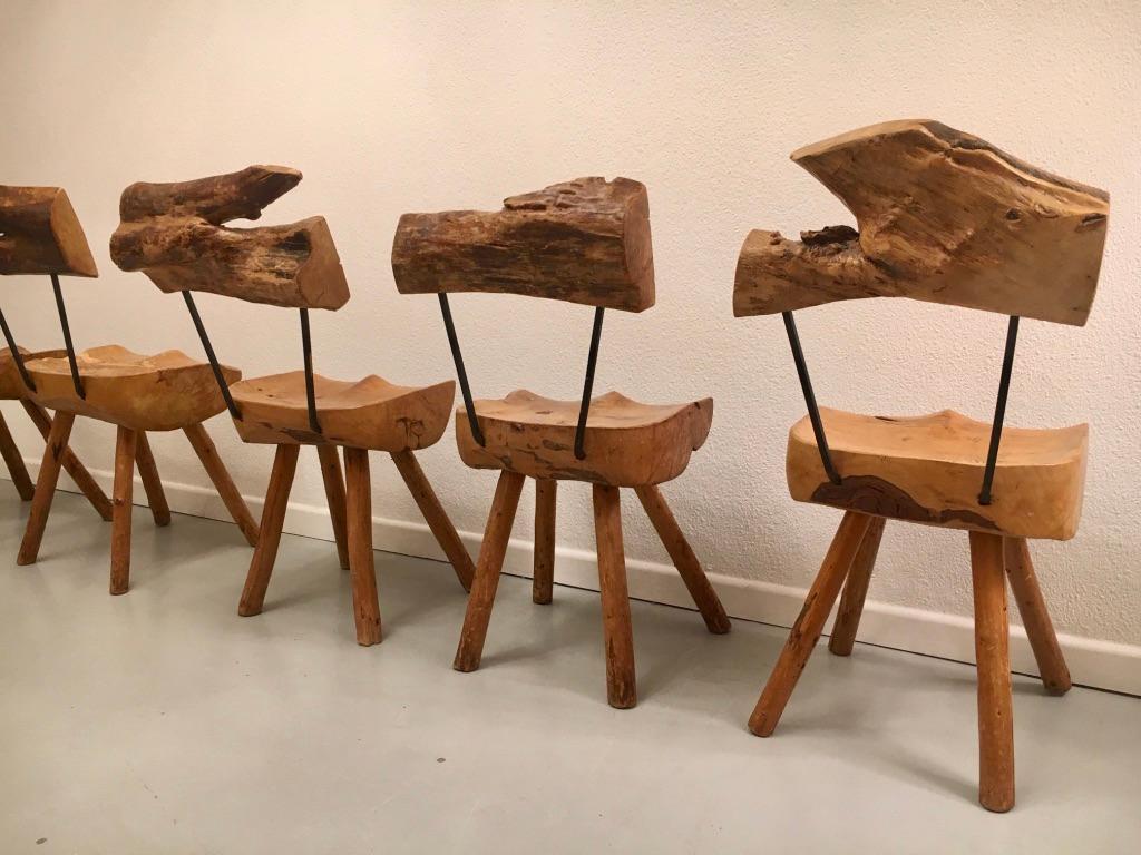 Sculpté à la main Ensemble de 5 chaises de salle à manger rustiques en bois d'Oliver massif et sculpté, circa 1950 en vente