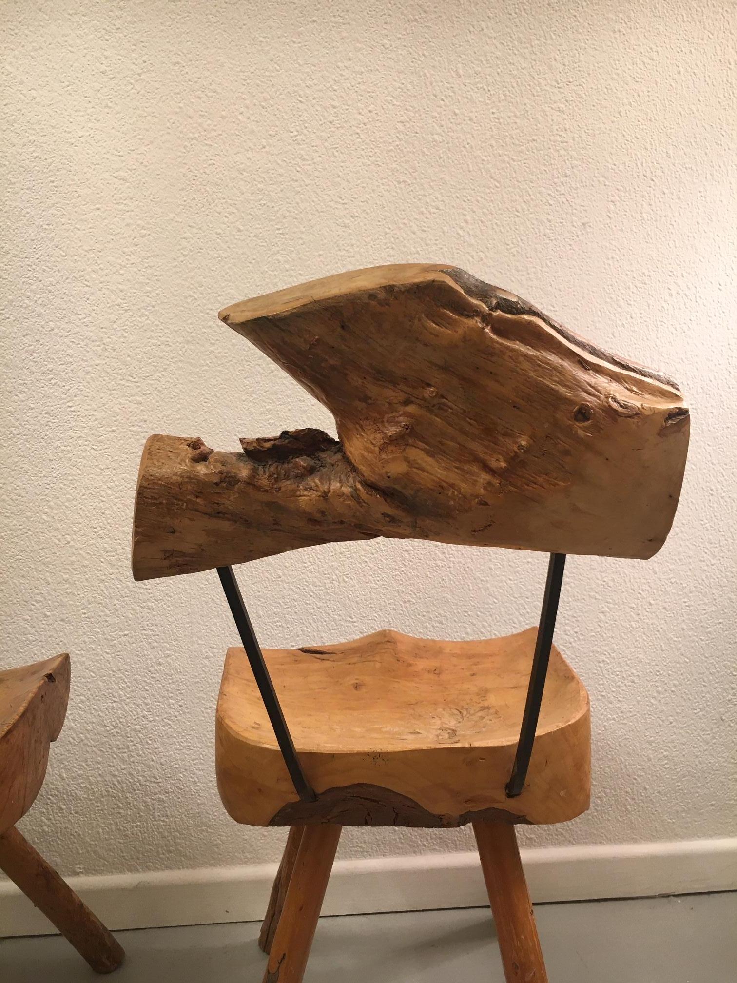 Ensemble de 5 chaises de salle à manger rustiques en bois d'Oliver massif et sculpté, circa 1950 Bon état - En vente à Geneva, CH