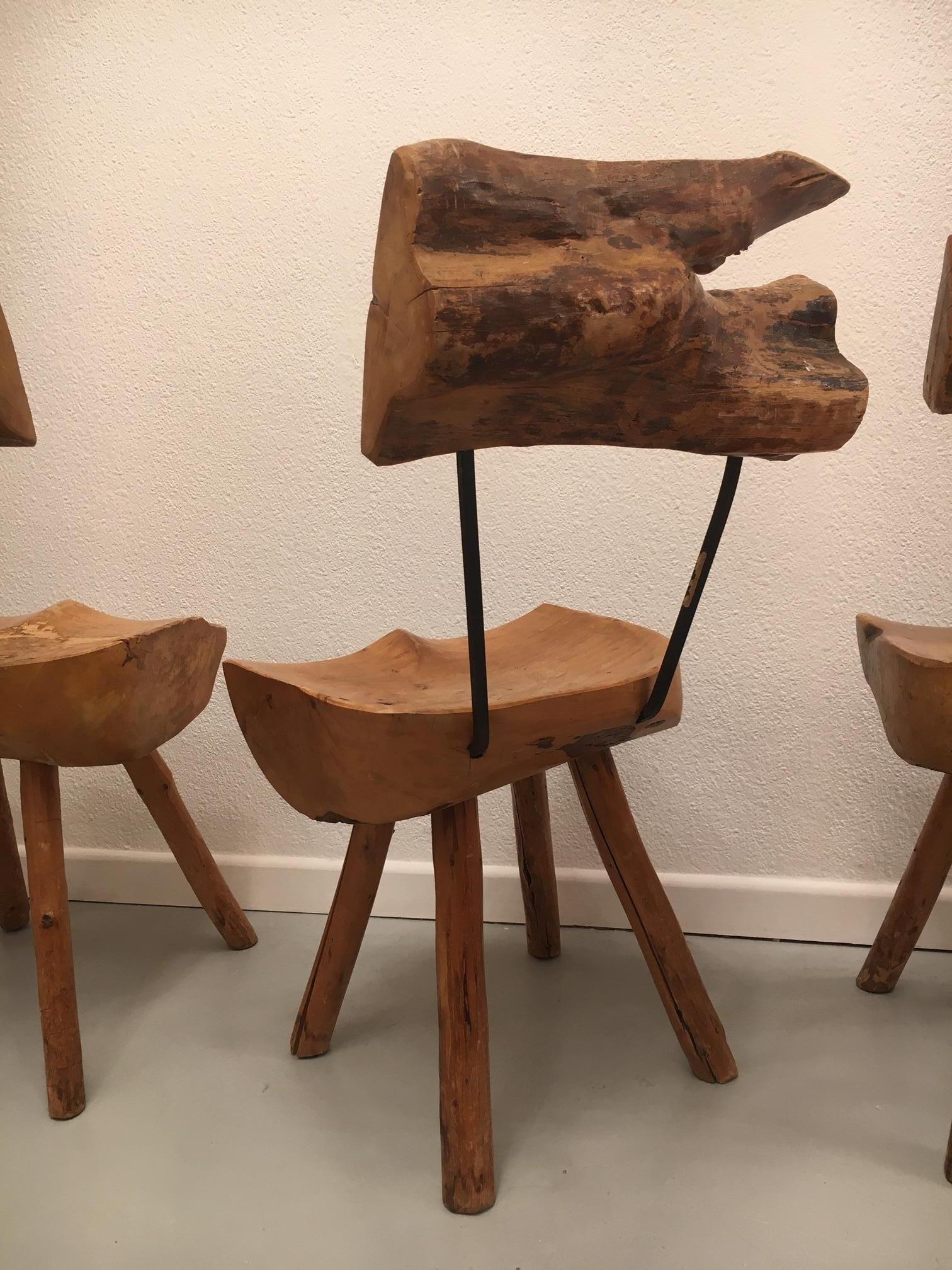 Milieu du XXe siècle Ensemble de 5 chaises de salle à manger rustiques en bois d'Oliver massif et sculpté, circa 1950 en vente