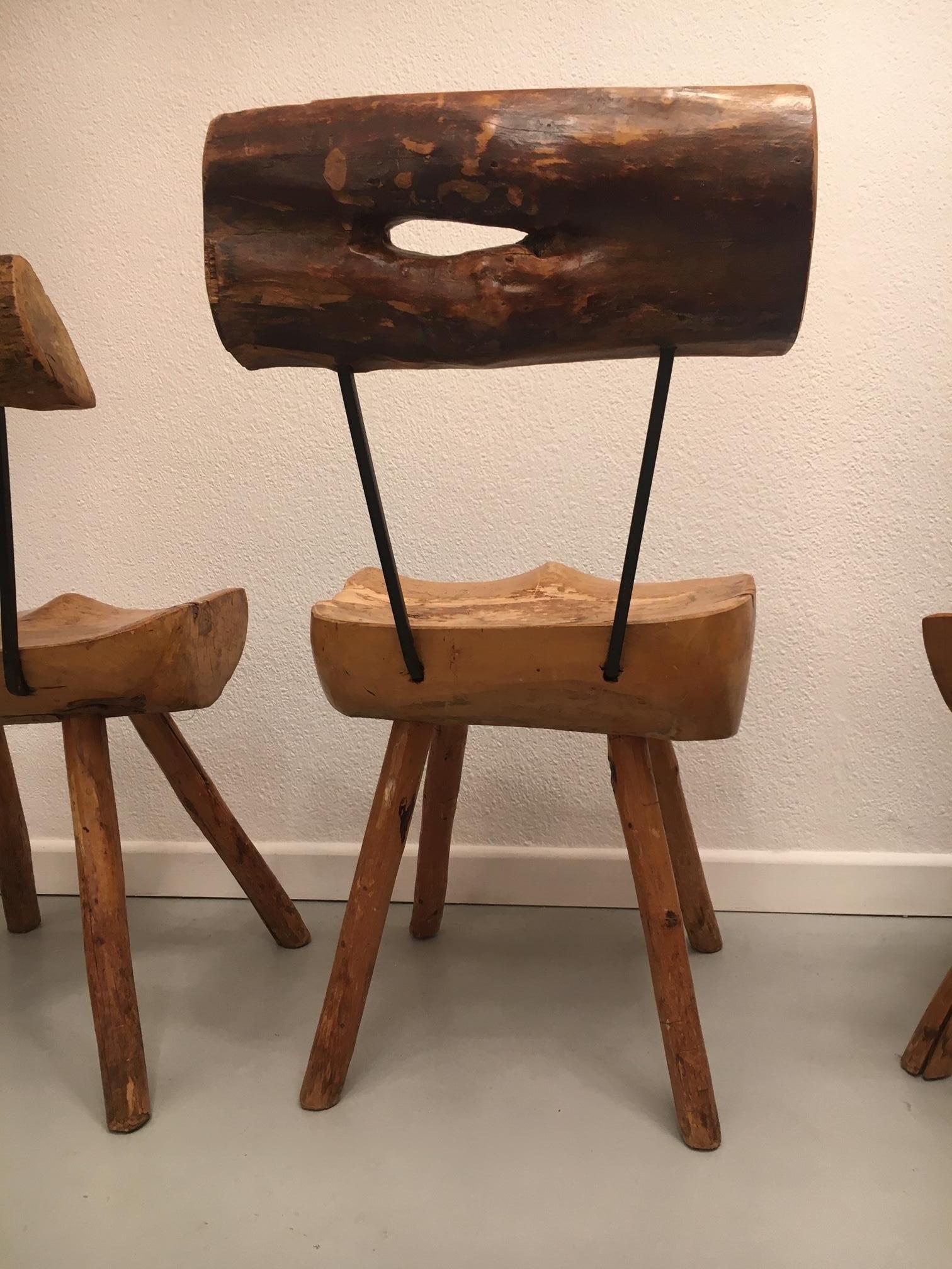 Acier Ensemble de 5 chaises de salle à manger rustiques en bois d'Oliver massif et sculpté, circa 1950 en vente