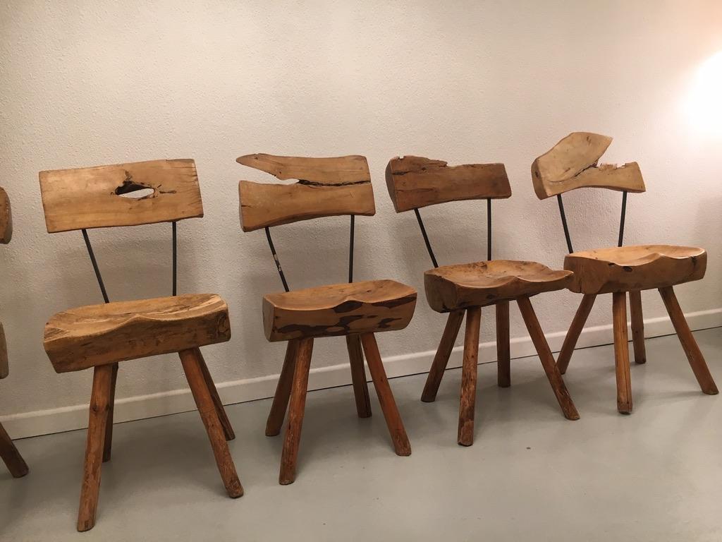 Set of 5 Solid Olive Wood Brutalist Rustic Dining Chairs, circa 1950s In Good Condition In Geneva, CH