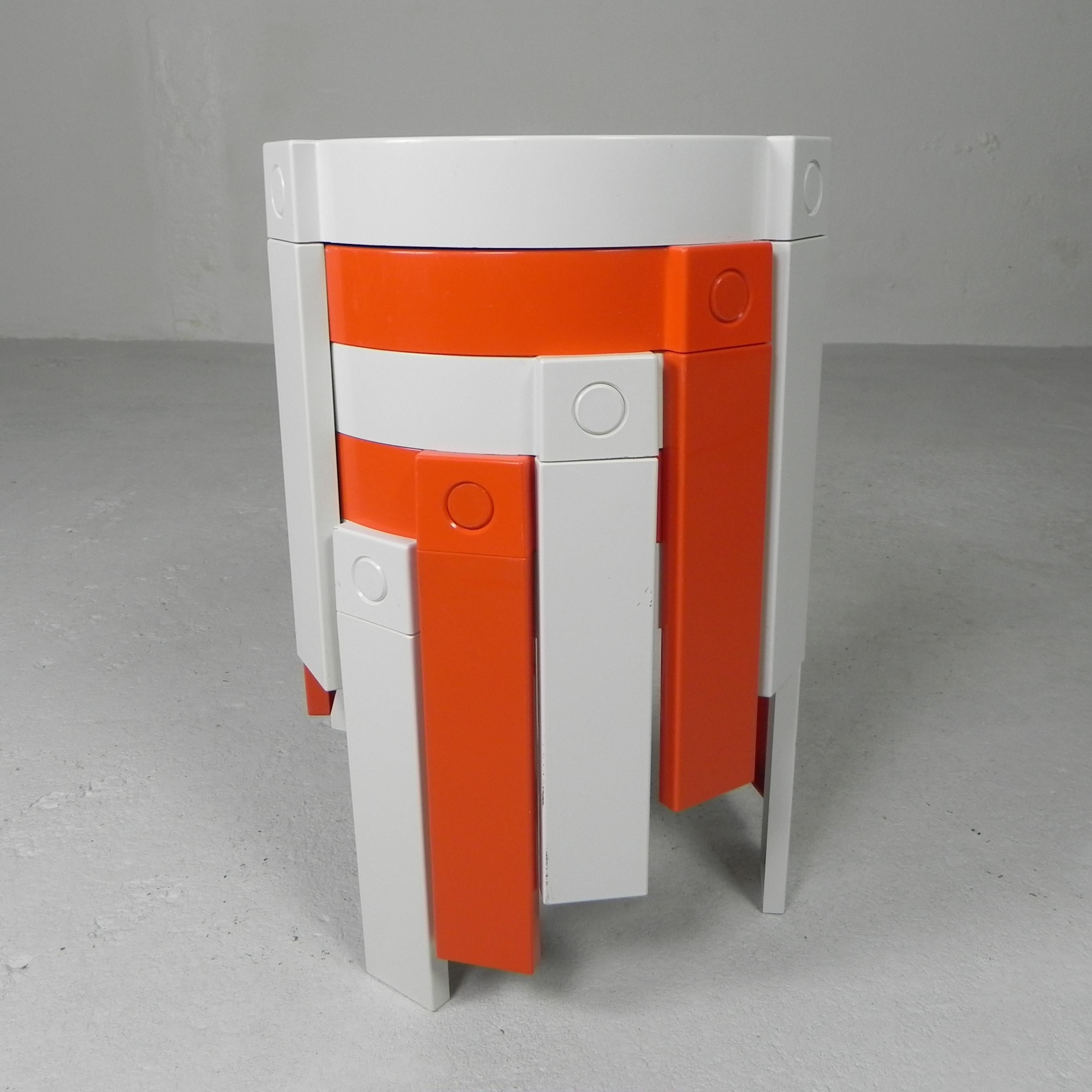 These 5 tables are easy to stack
into a beautiful orange/white tower.

Height: 30 cm.
Ø: 31 cm.
All tables are marked: 