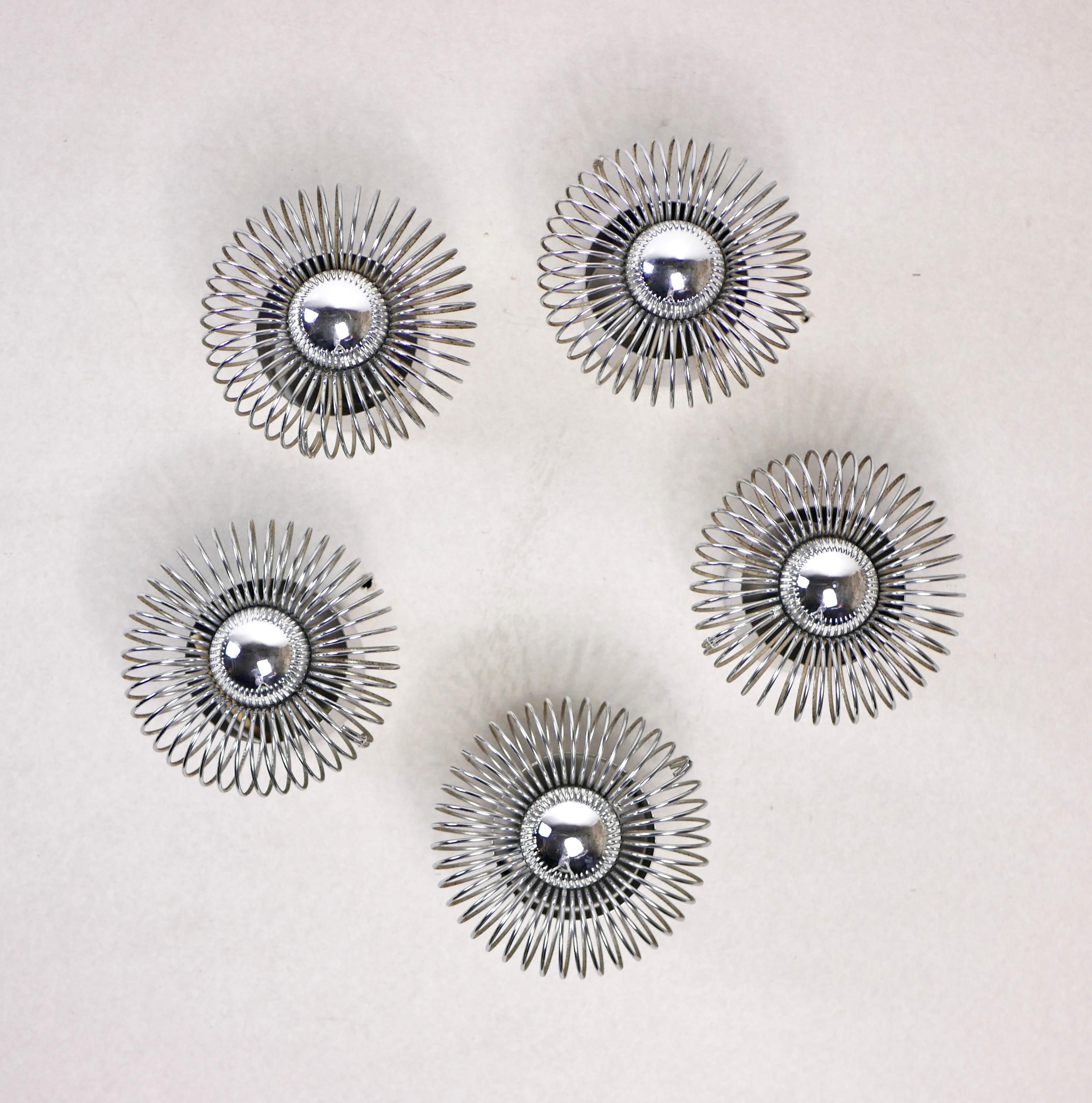 Ensemble de 5 appliques en métal à ressort conçues par Philippe Rogier pour la Galerie Oxar, fabriquées en France dans les années 1970.
Bon état, ampoules non incluses.
Vendus séparément ou ensemble.
Dimensions : D16, Profondeur 14cm